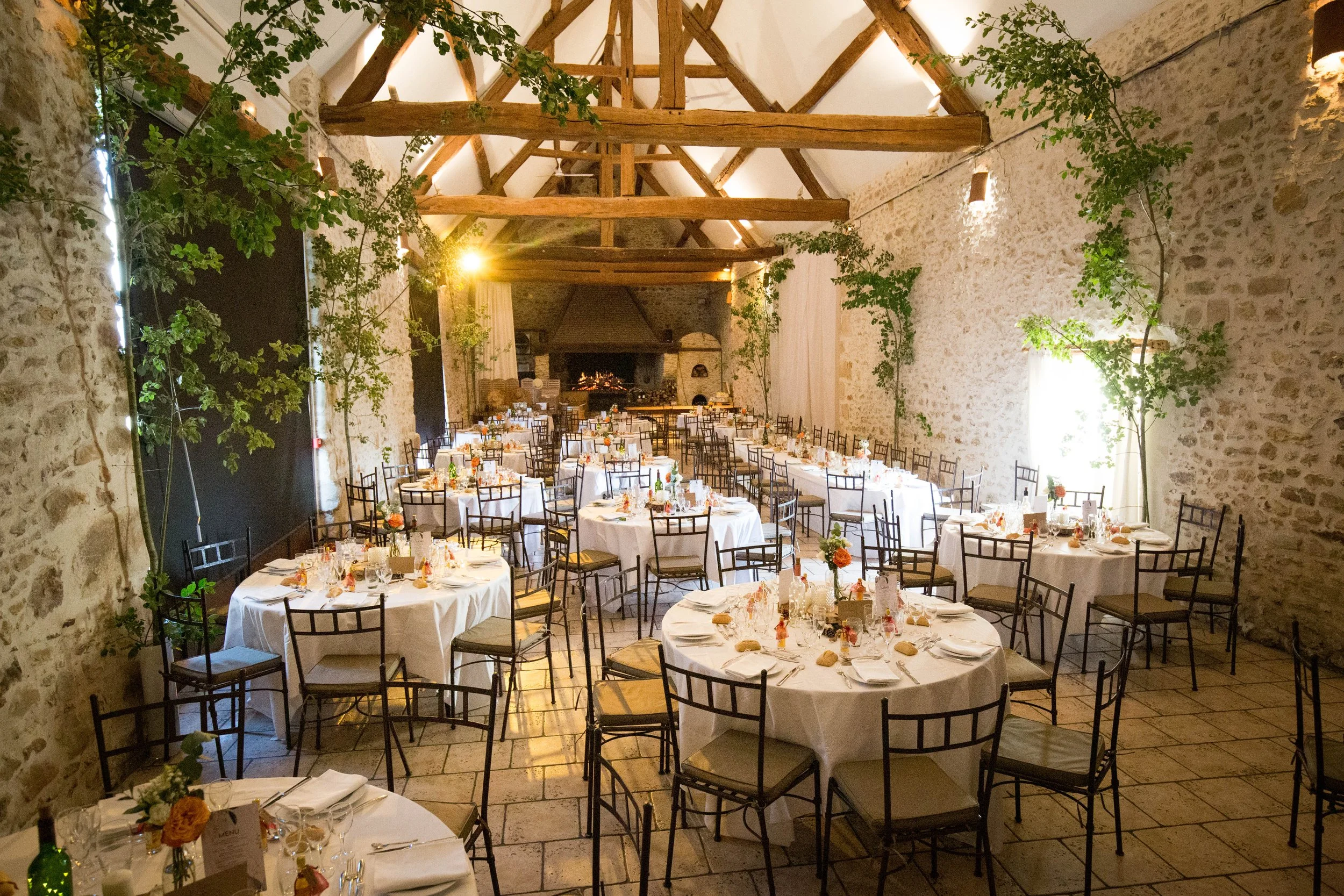 Salle de réception des Hauts de Pardaillan préparée pour un mariage.
