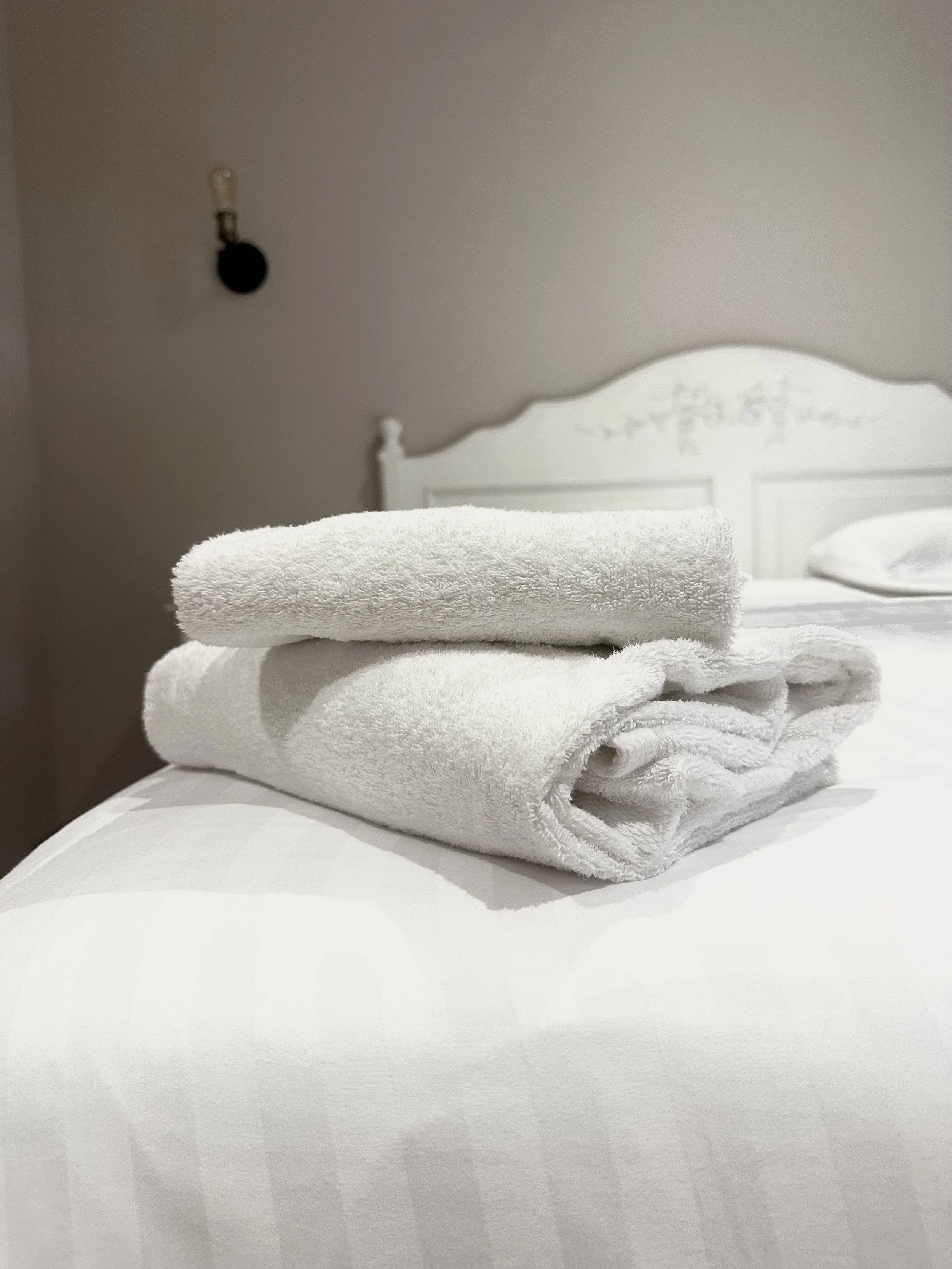 chambre des hébergements sur place aux Hauts de Pardaillan