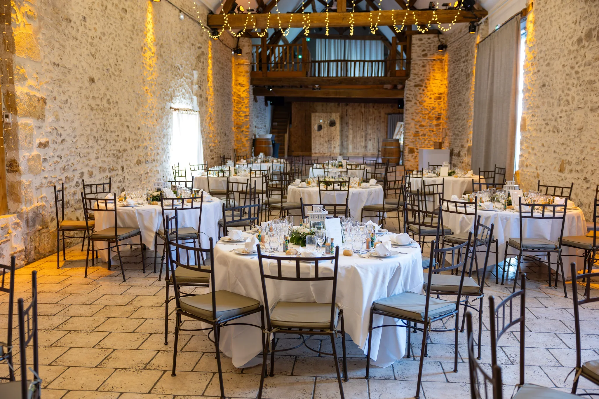 Salle de réception des Hauts de Pardaillan préparée pour un mariage.