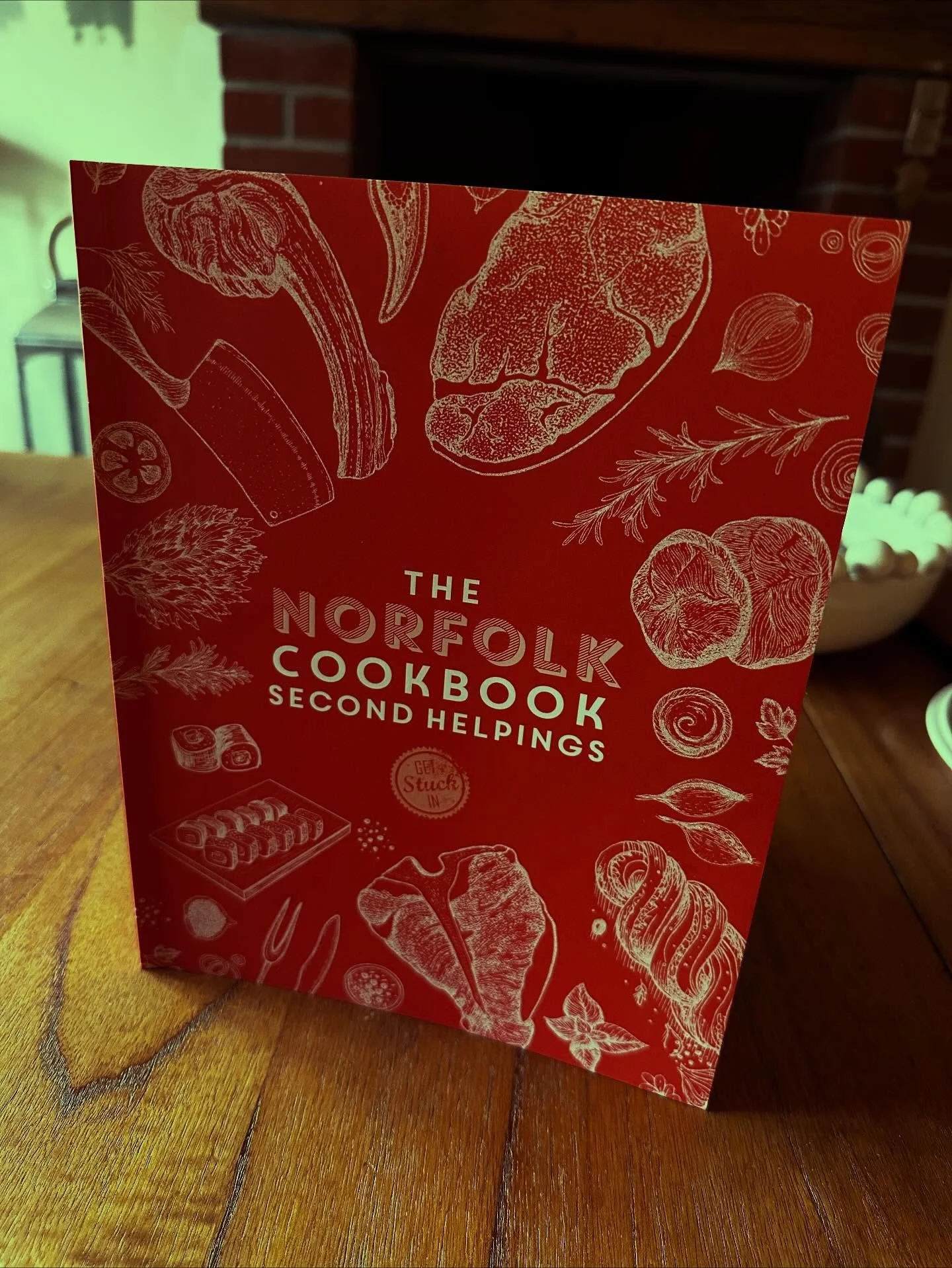 A must for any Norfolk holiday home! A very thoughtful pressie came our way this week, a book showcasing food venues across the county with a blog about the venue & a couple of recipes from each venue…. Genius! 
🍽️ There are sooo many am