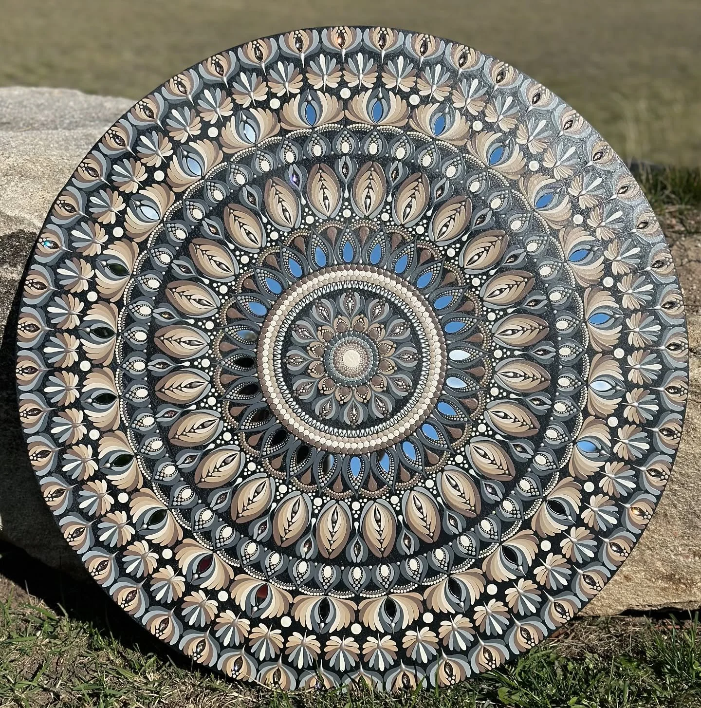 This commission piece just feels like home, it's just cozy ✨ 

Palette is from @thoughtfuldots MC and I have used it a few times because I am obsessed!! Can not wait to get this beauty to its new home 🫶

#painting #artist #dotart #dotpainting #manda