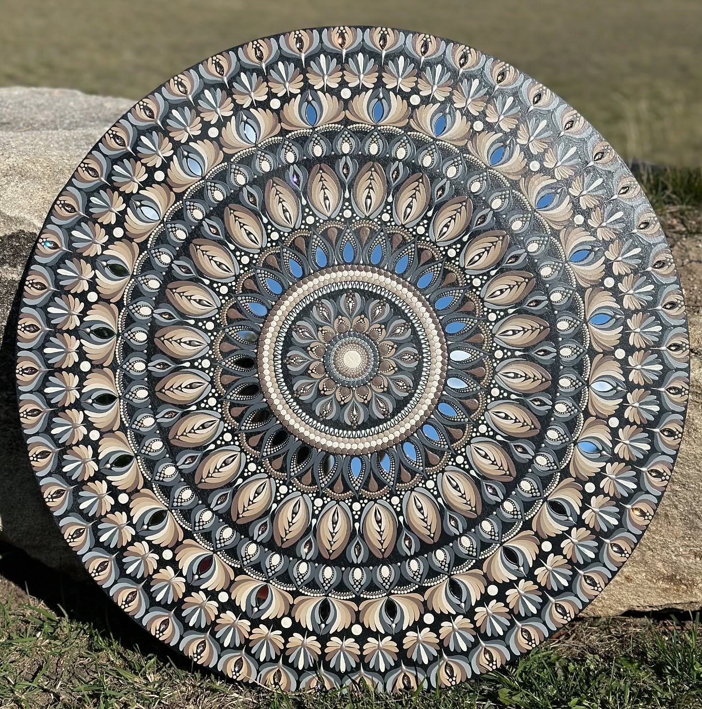 This commission piece just feels like home, it's just cozy ✨ 

Palette is from @thoughtfuldots MC and I have used it a few times because I am obsessed!! Can not wait to get this beauty to its new home 🫶

#painting #artist #dotart #dotpainting #manda