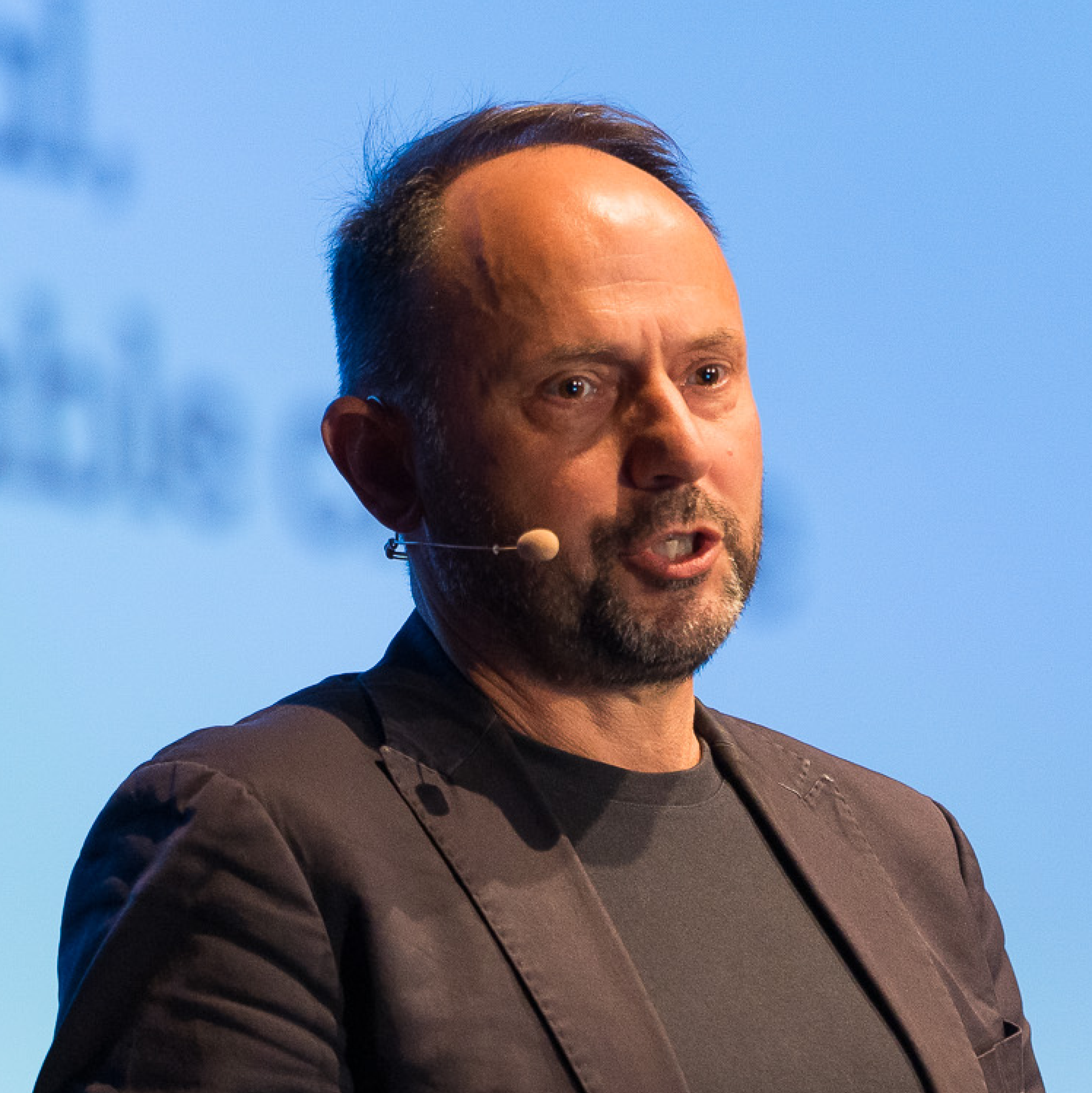 Sven-Anwar on stage giving a speech at Push UX 2025. Cropped to focus on his face.