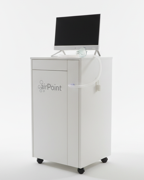 Ein medizinisches Gerät namens AirPoint mit einem Monitor und einer Maske, auf Rädern