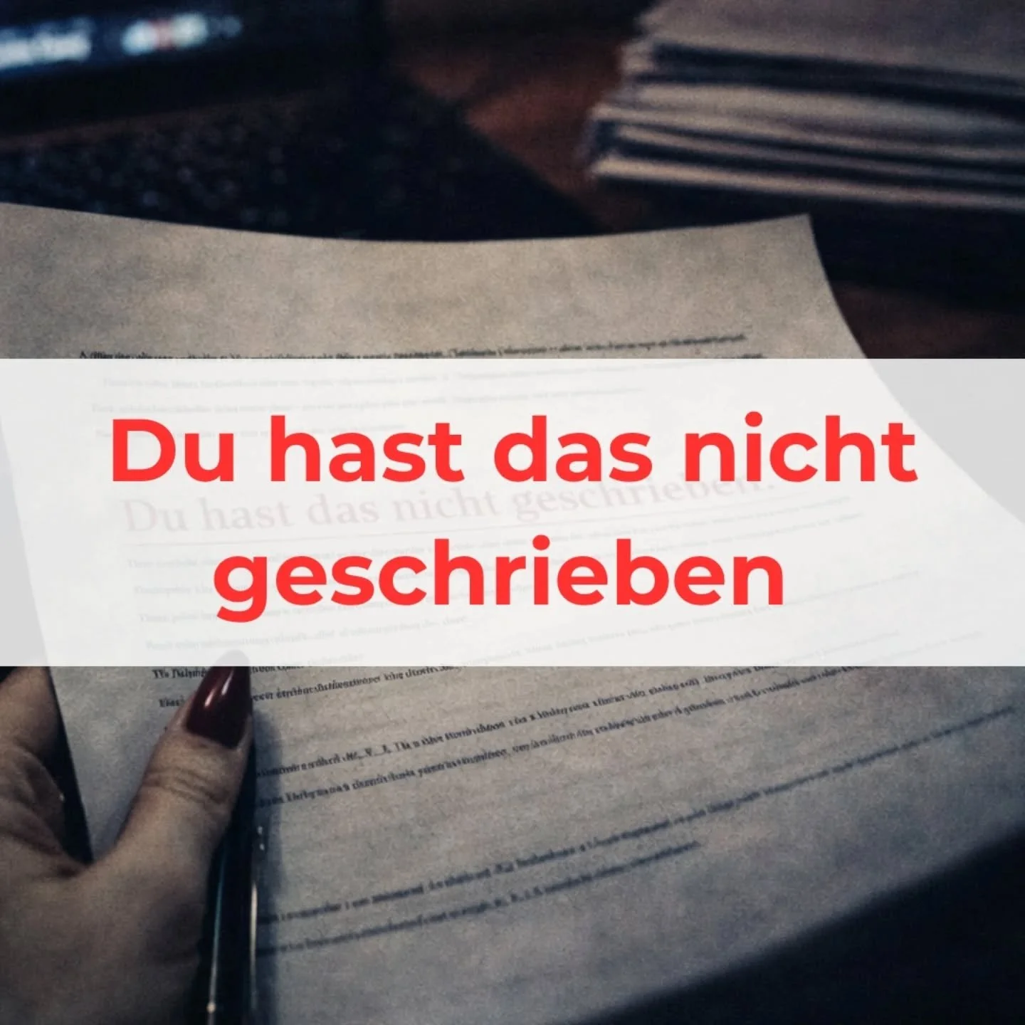Ich schreibe gerade an meinem Thriller

"Was du nicht geschrieben hast"

und langsam wird es ernst.

Es geht um einen Autor, der merkt, dass in seinem Manuskript S&auml;tze auftauchen, die er nie geschrieben hat. Und irgendwann beginnt die 