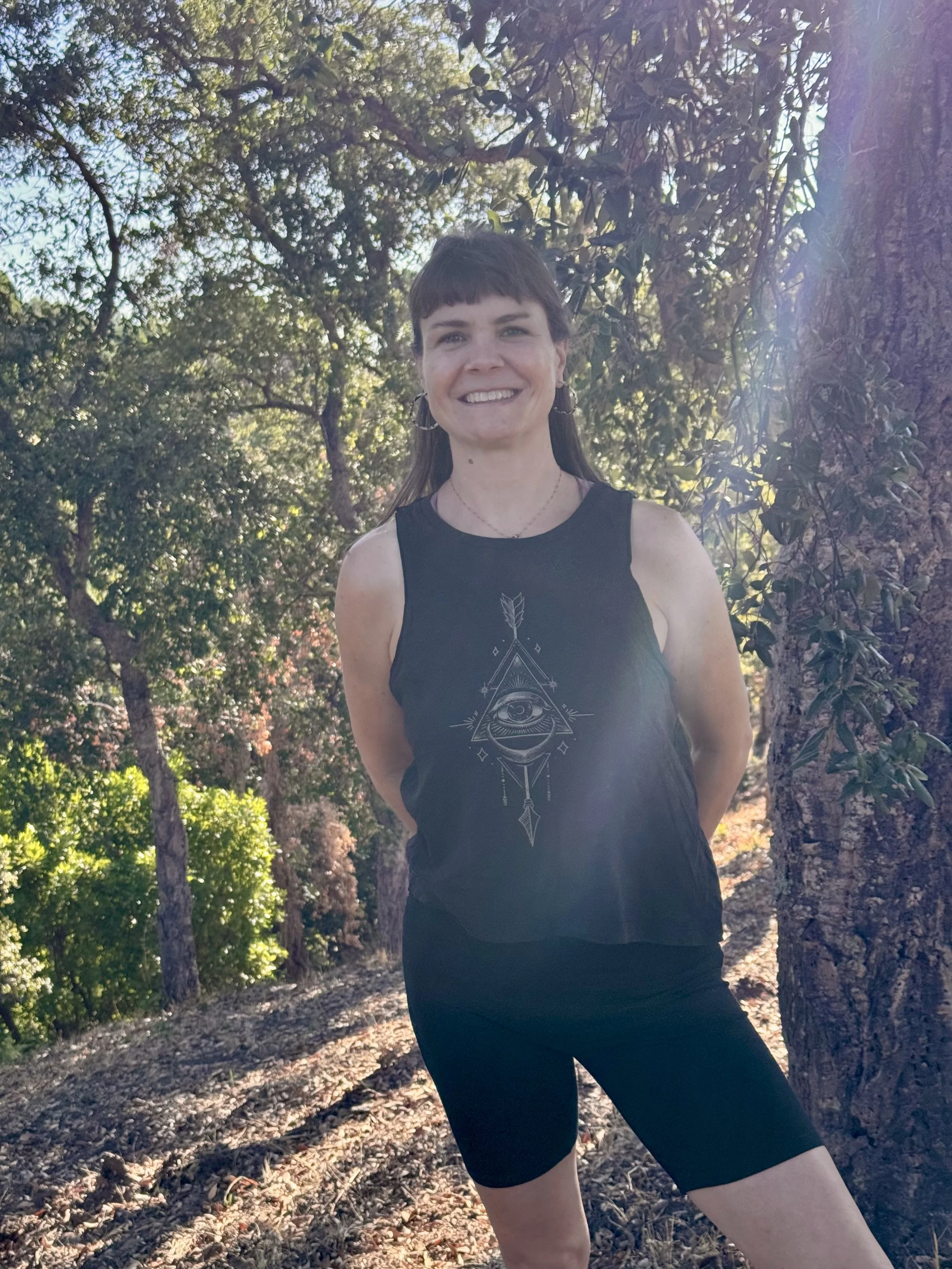 Yogalehrerin_Stefanie_Drobnik_lacht_im_Sonnenschein_Und gibt_private_Yogakurs