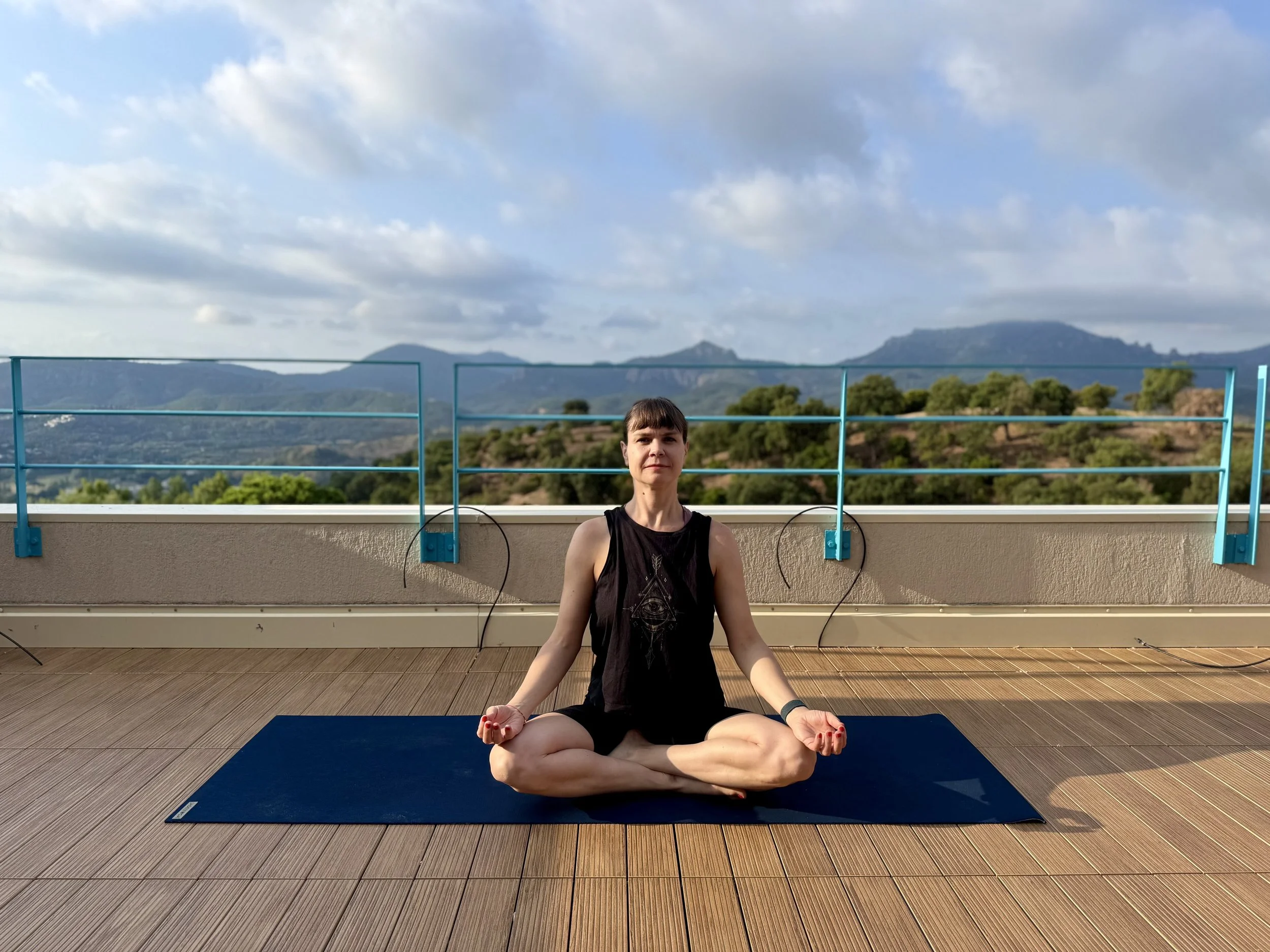 Frau praktiziert eine Atemübung im Schneidersitz