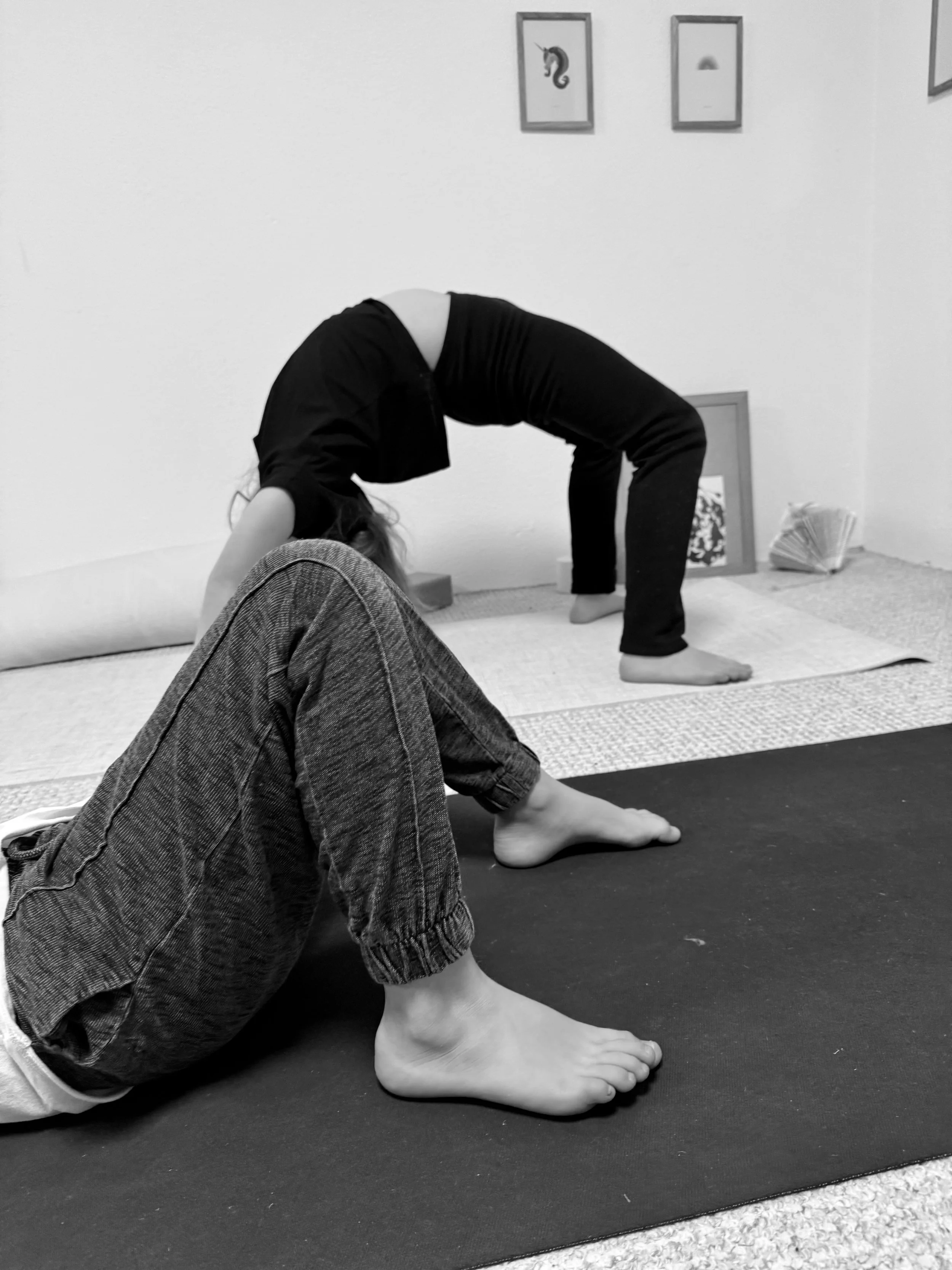 Kinderyoga Gruppe praktiziert im Familienzentrum Wunderfitz Weil am Rhein