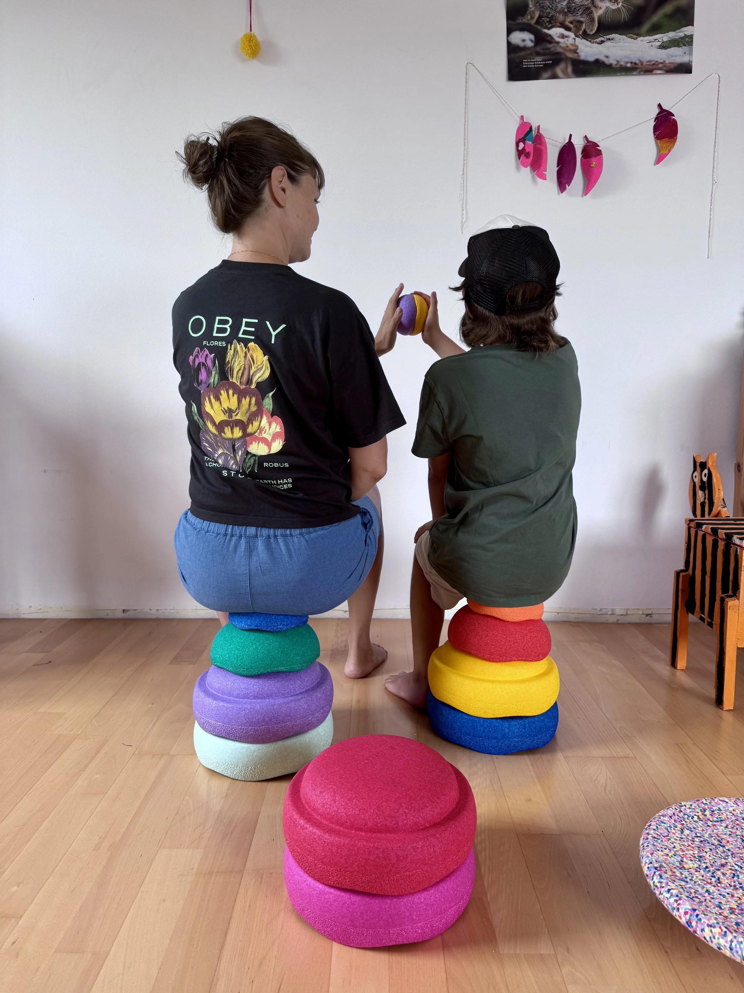 Mutter und Sohn sitzen auf Stapelsteinen