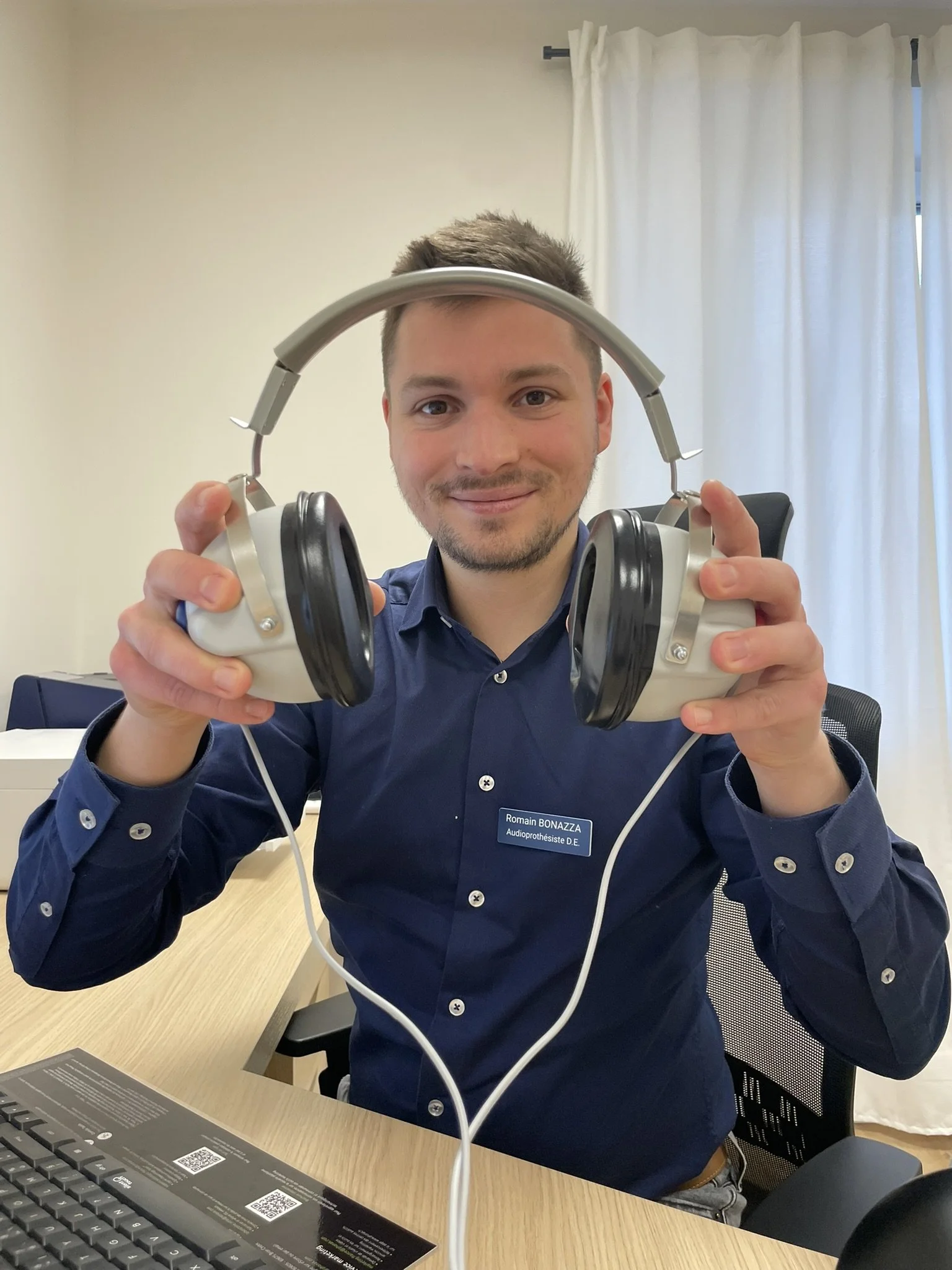 Romain BONAZZA tenant un casque pour tester l'audition