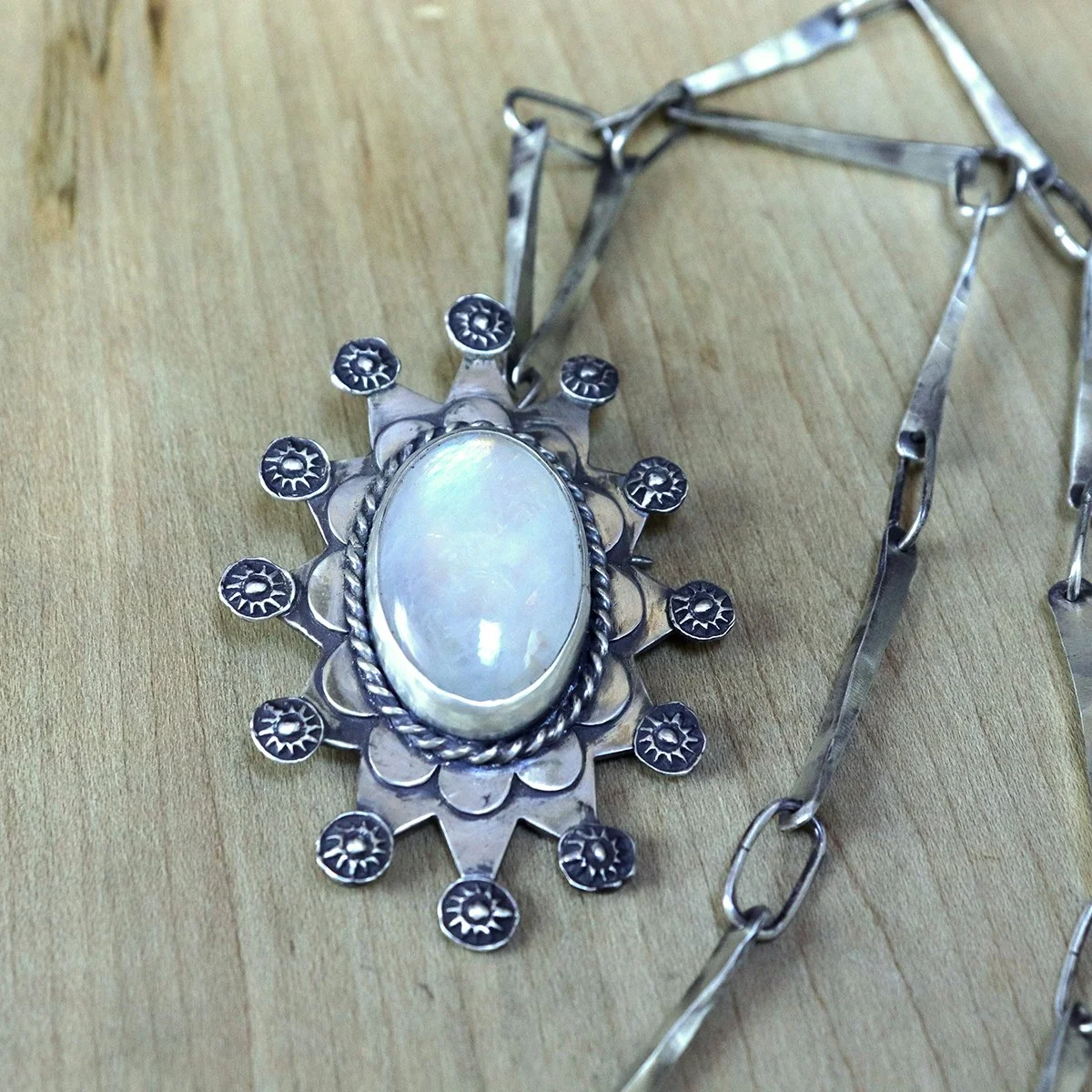 Shining-star-moonstone-pendant-3.jpg