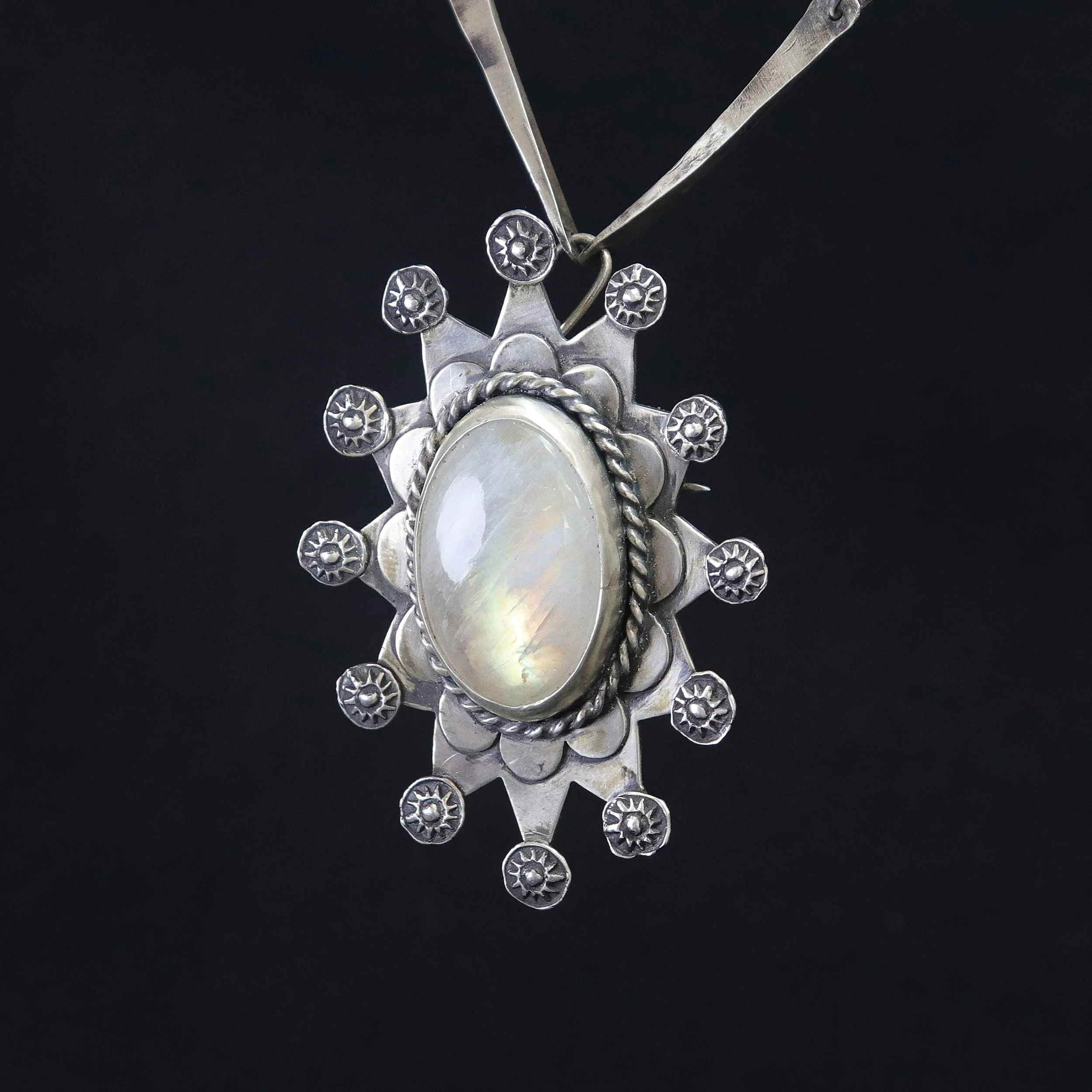 Shining-star-moonstone-pendant-2.jpg