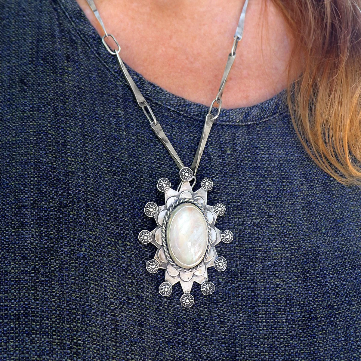 Shining-star-moonstone-pendant-model2.jpg
