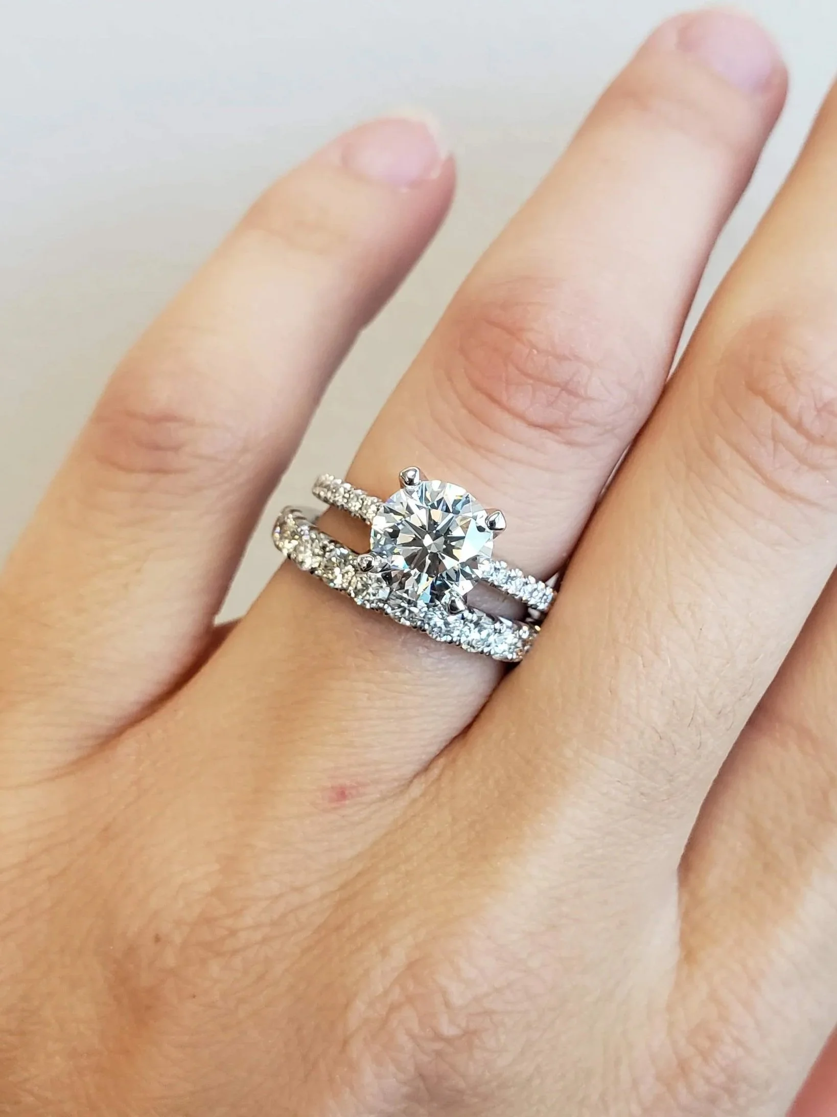 Round brilliant cut diamond engagement ring with scalloped diamond wedding band