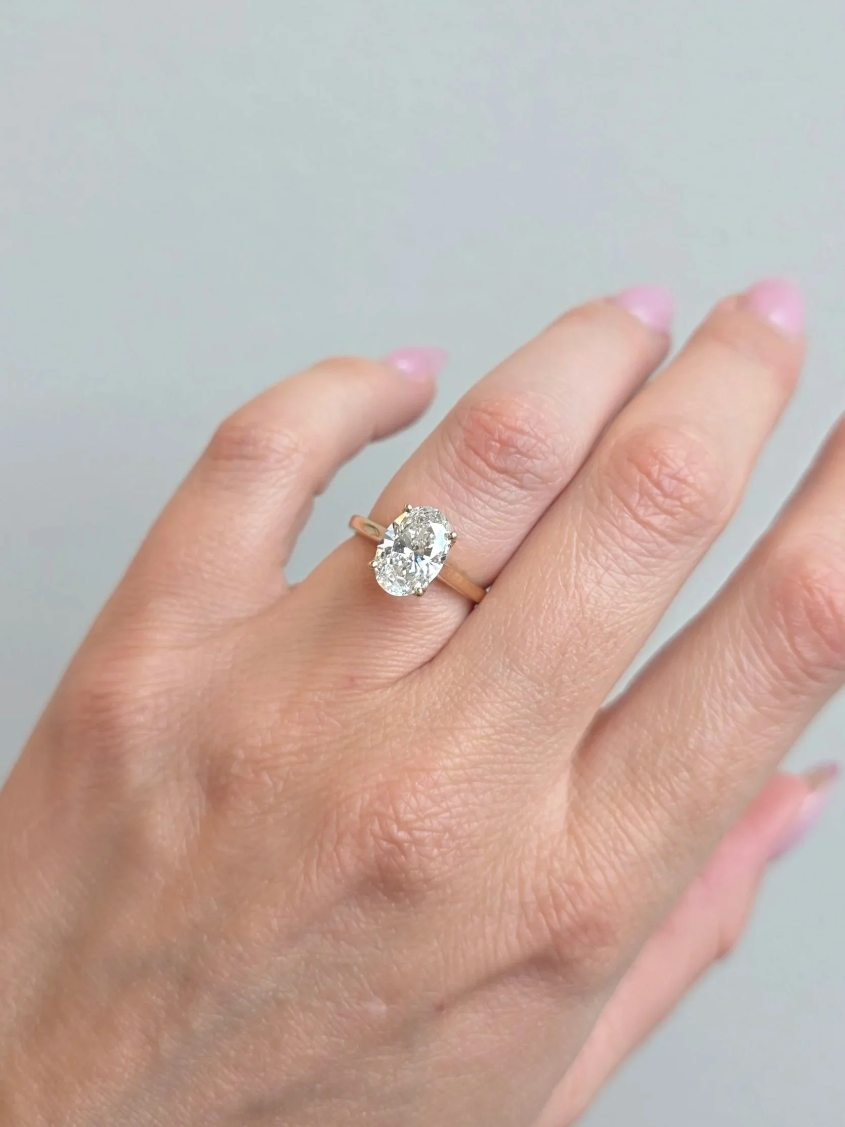 Oval diamond engagement ring in yellow gold
[engagement]
