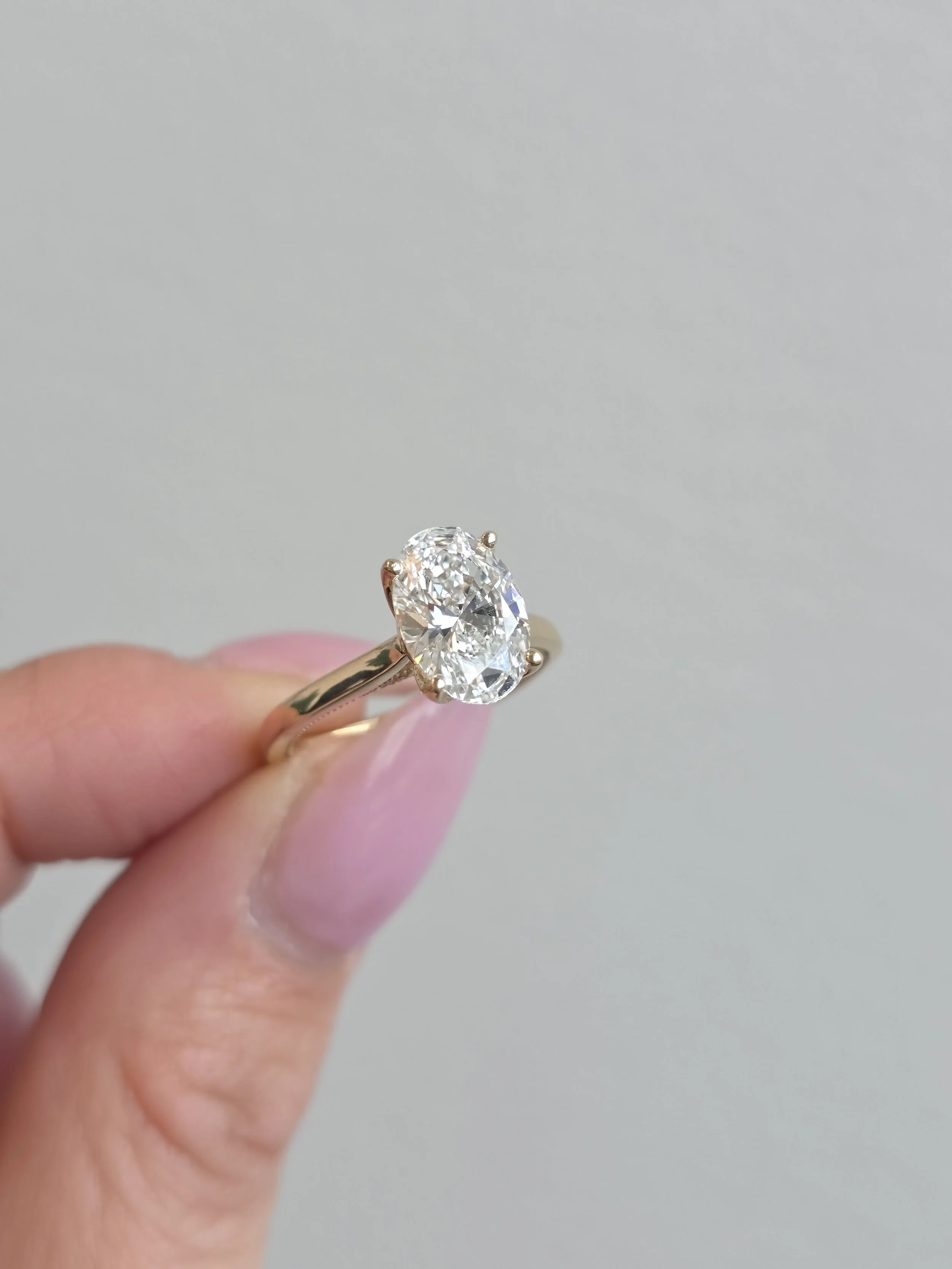 Oval shaped diamond engagement ring in yellow gold
[engagement]