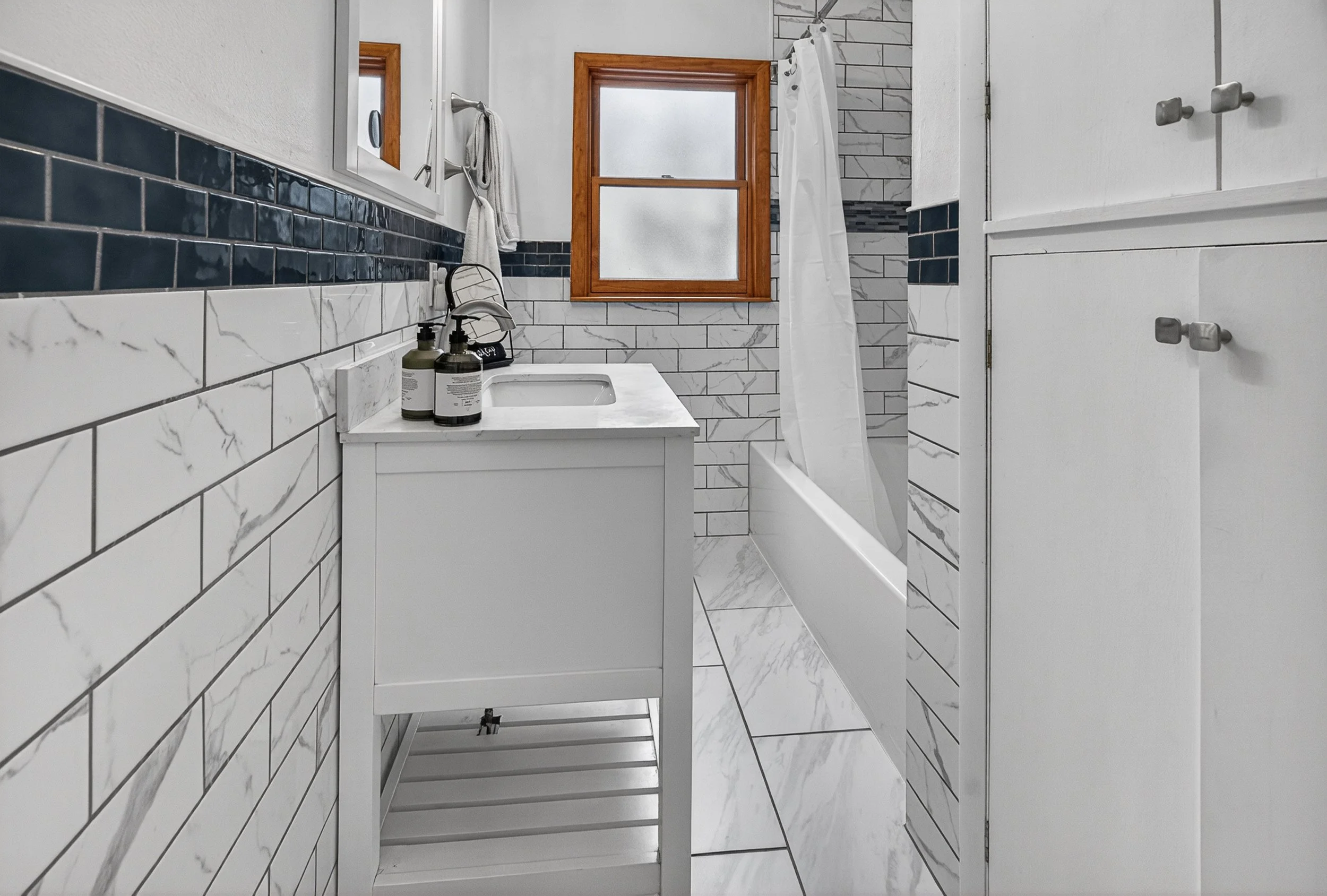 Upstair Interior Bath Horiz-1.jpg
