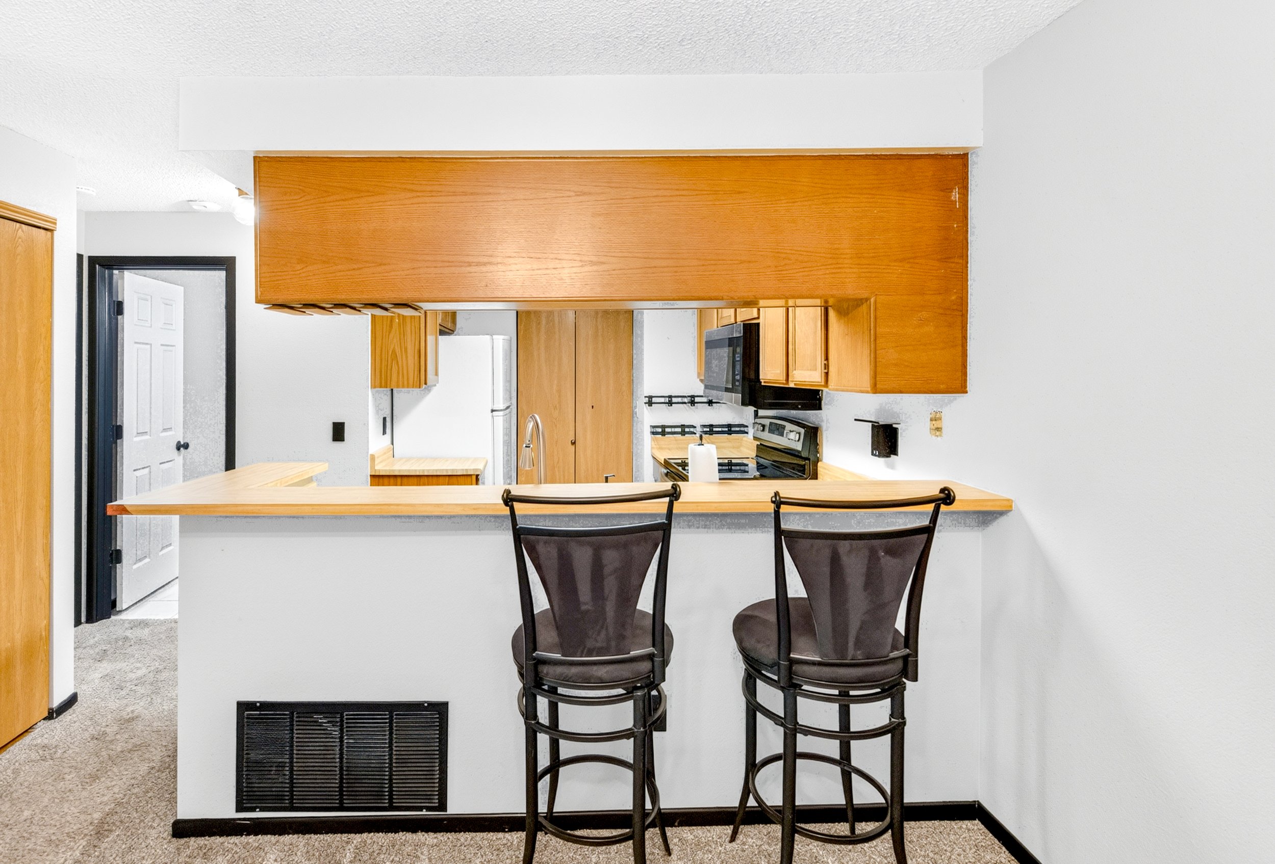 Kitchen Counterw chairs.jpg