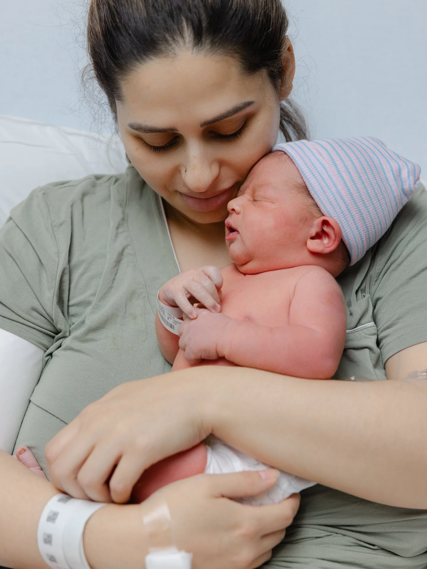 Welcome Julian Alexander, born October 24th, 2025, weighing 8lbs 10oz 🤍
Another long labor… a night of prodromal labor followed by 32 hours of labor. Not for the faint of heart, but every wave brought us closer to him.
So grateful for my mi