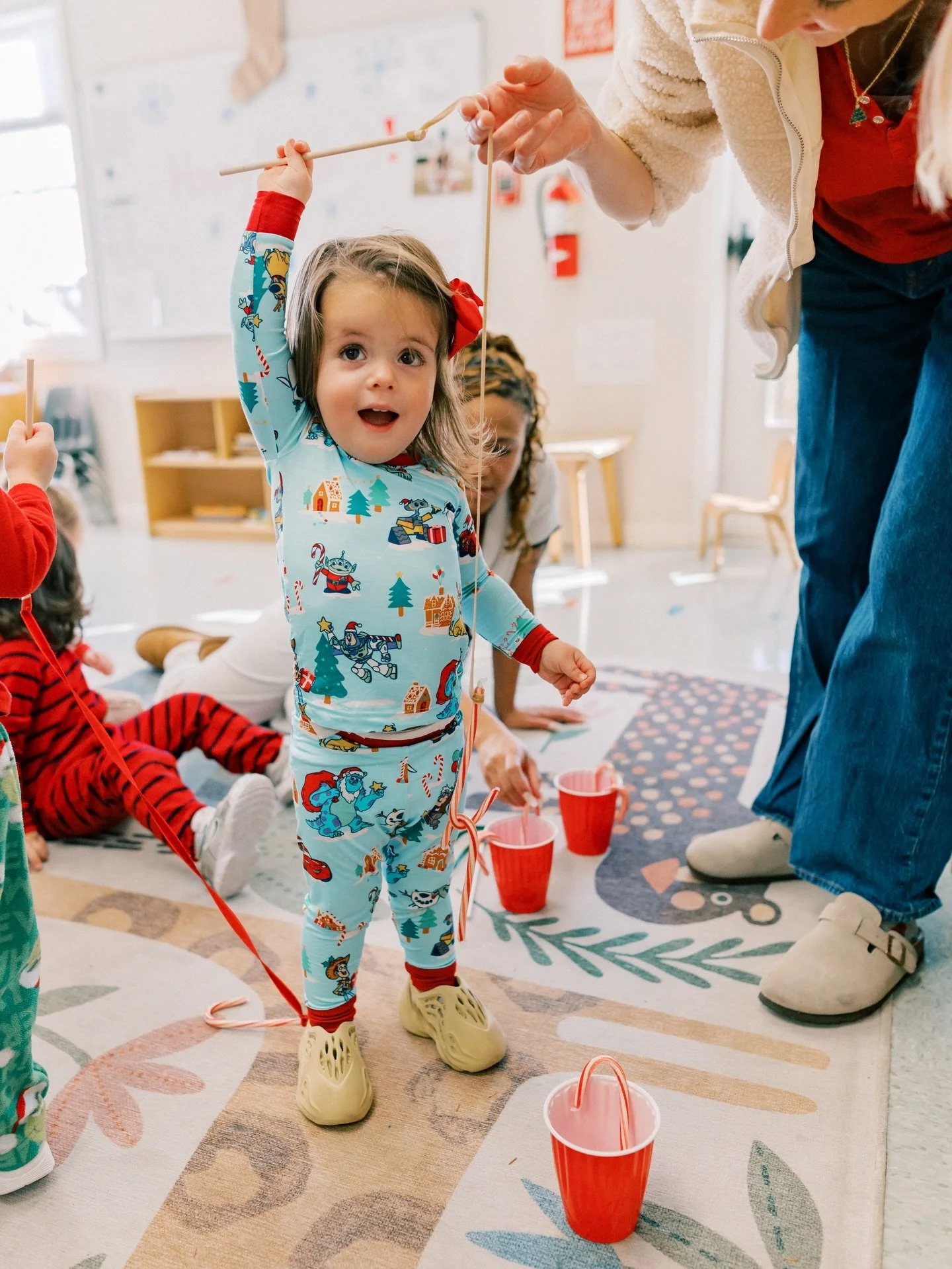 Christmas party day 🎄✨ Room mom + photographer mode, back behind the lens where my heart feels so full. Valentina had the best time and her class was full of energy. Hello, Christmas break 🤍

-

#roommom #momlife #christmasparty #behindthelens #mot