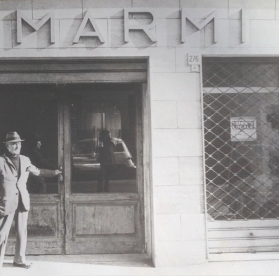 Attilio Raffaelli frente al primer local de Raffaelli Marmi en Livorno, Italia.