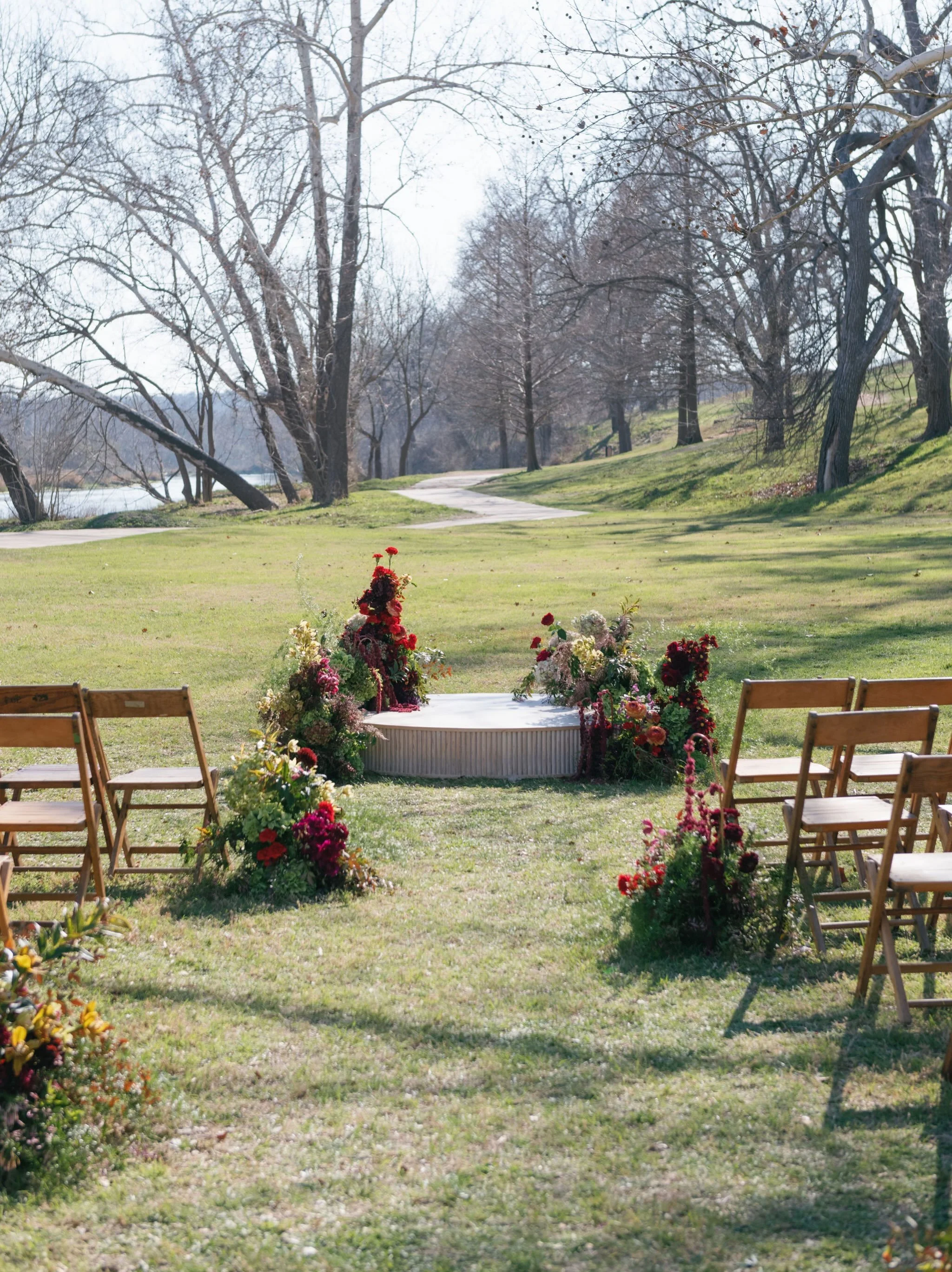 Reminding ourselves no matter where your heart settles having a dedicated person who advocates for perfection is only part of the process. Protecting your investment means pre-vetting vendors who align with your overall goals.
.
.
.
Couple: @emmahaig