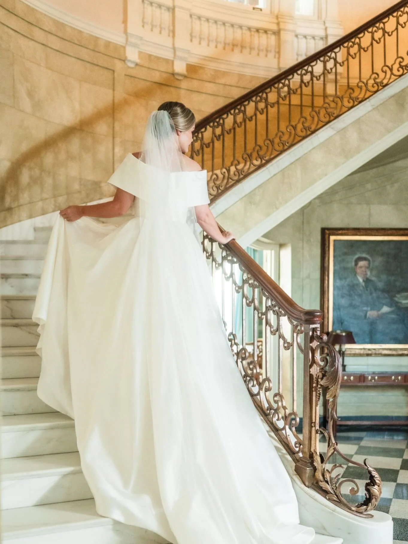 BRIDALS✨ at The Old Governor&rsquo;s Mansion with the beautiful Chloe!

Venue: @la.oldgovernorsmansion 
Makeup: @FacesbyLeah
Florals: @heromans
Hair: @brimandblendbeautybar
Gown: @TownandCountryBridal

#BreAnneFryePhotography #TimelessWeddingPhotos #