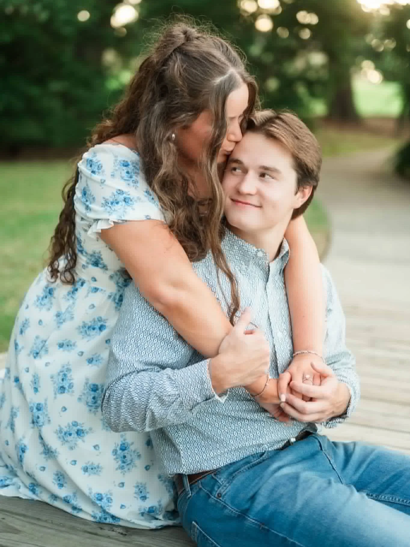 How cute are Leah and Peyton?! Also, can we talk about her stunning and longgg hair? I LOVE it!😍 Just six months until they tie the knot!