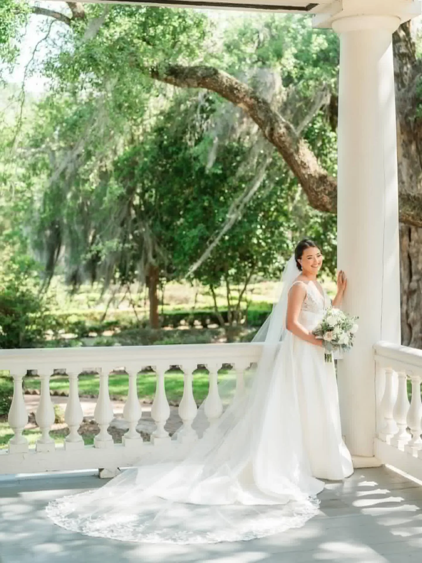 One of my big January goals is catching up on my blog so you can get a better peak into my sessions, plus look at location ideas! Starting with - Bailey&rsquo;s glowing bridals at Rosedown Plantation! Next up - Amanda and Brett&rsquo;s downtown engag