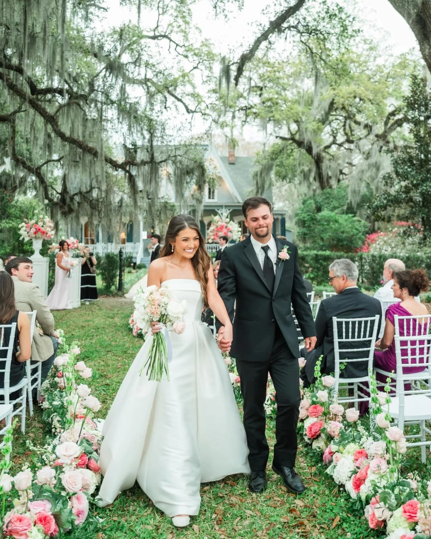 KATELYN AND CALEB✨

This day could not have been more beautiful, genuine and memorable! Despite the unpredictable weather, Mr. and Mrs. Ross enjoyed every moment of their day, and it was such a joy to see! 

Part 2 coming soon!<3

*Photographer- @