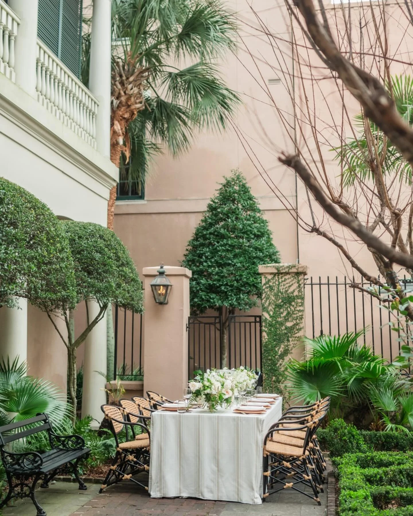 Courtyard details at Planters Inn in Charleston

Vendors:
LOWCOUNTRY LOVE | PLANTERS INN | DAVID ABEL + K BELLA EVENTS

EDITORIAL CREDITS

Hosts:&nbsp;@davidabel.co&nbsp;@kbellaevents&nbsp;@thehybridco

Lead Photographer: Davidabel.co
Stylist, Creati
