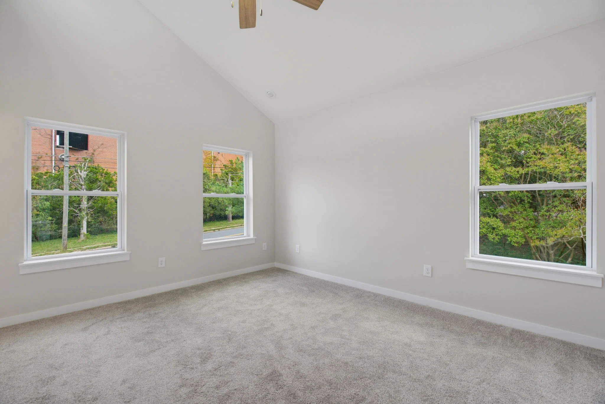 16-web-or-mls-207 E Parker St-16.jpg