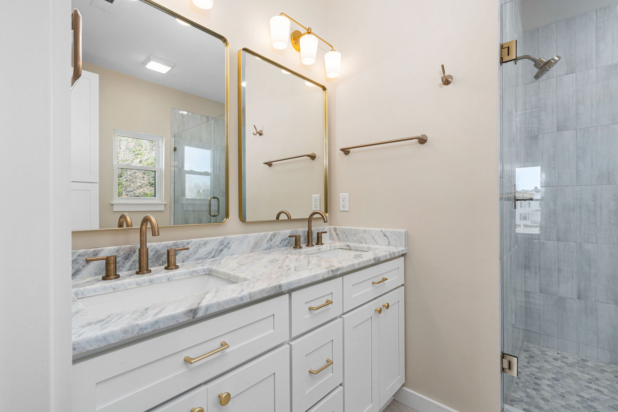 Roll-Construction-burlington-spec-home-Johnson-bathroom 1.jpg