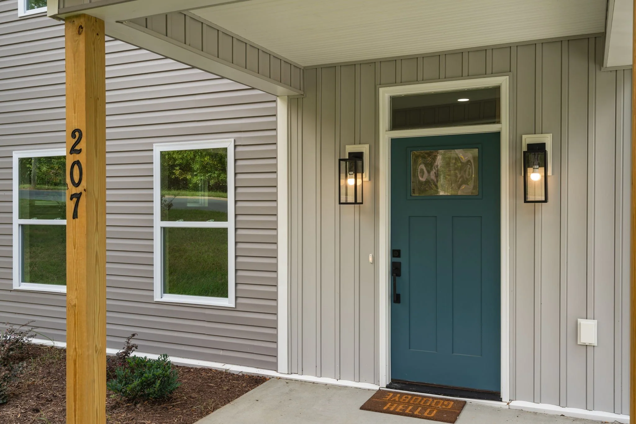 4-web-or-mls-207 E Parker St-4.jpg