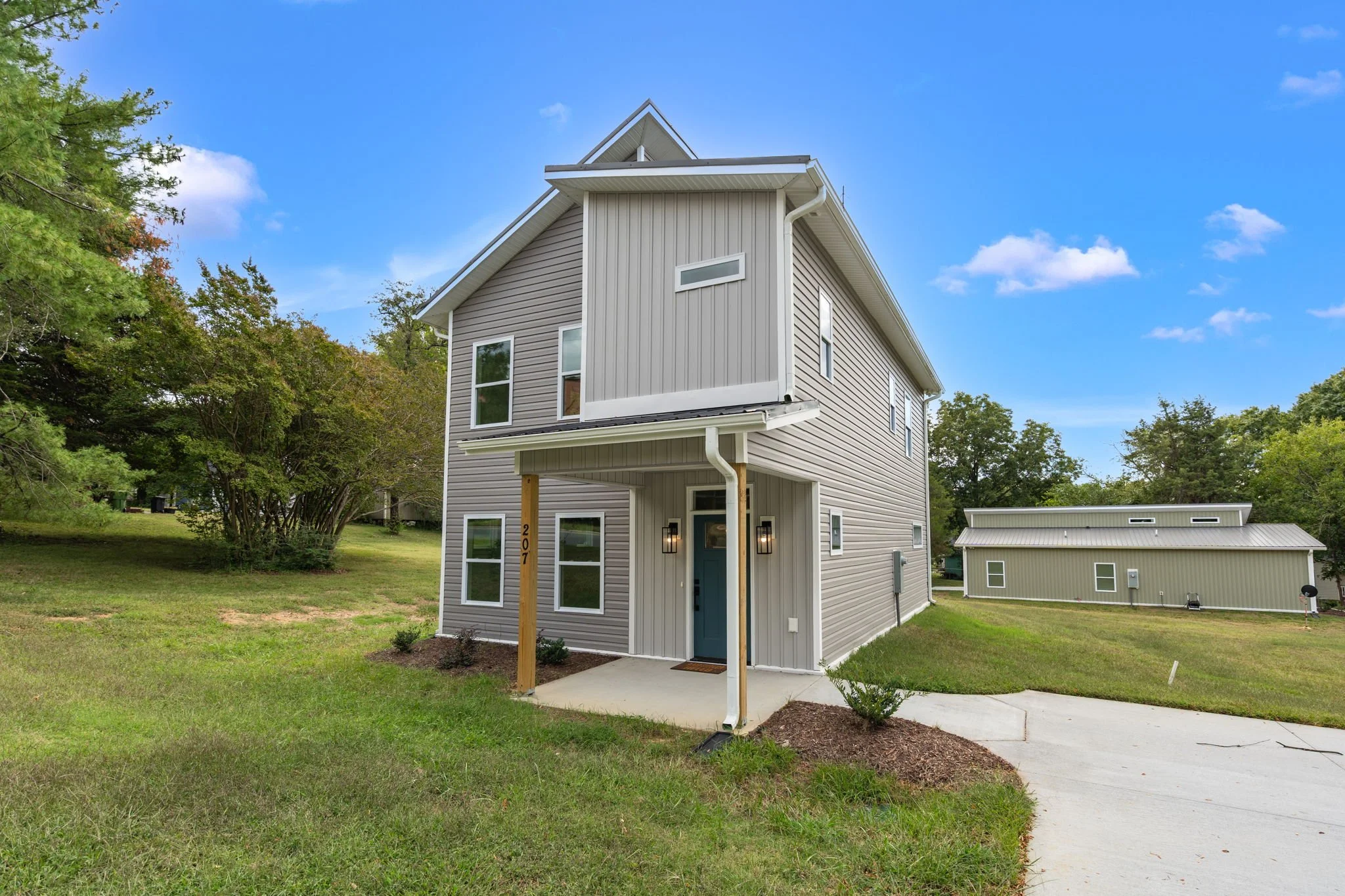 3-web-or-mls-207 E Parker St-3.jpg