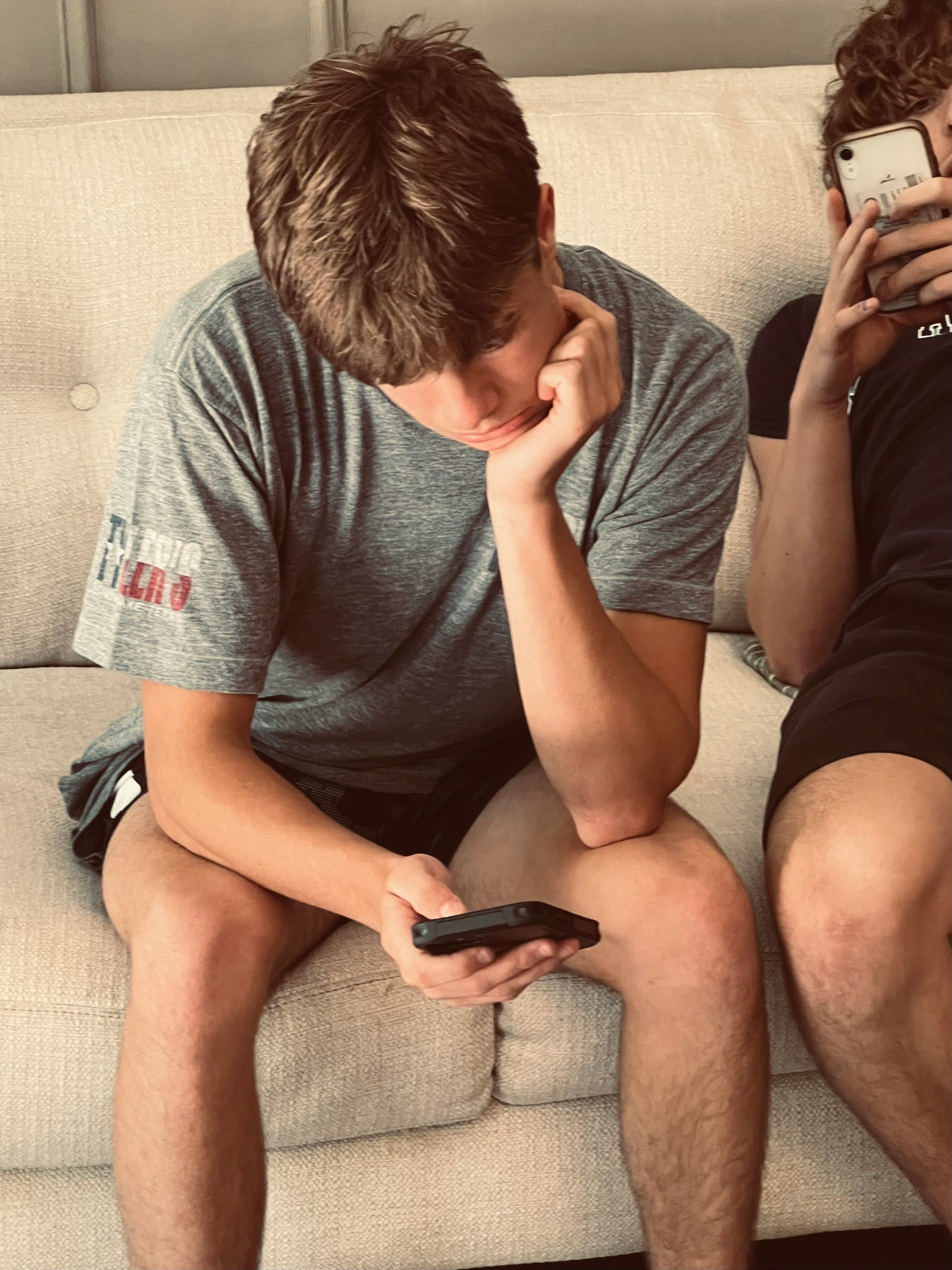 teen using their phone too much find therapist near me, teen therapy, therapist for teens in cypress texas, therapist for teens In Tomball texas, therapist for teens in Houston texas, Teen groups in cypress texas, Teen therapy groups in cypress tx