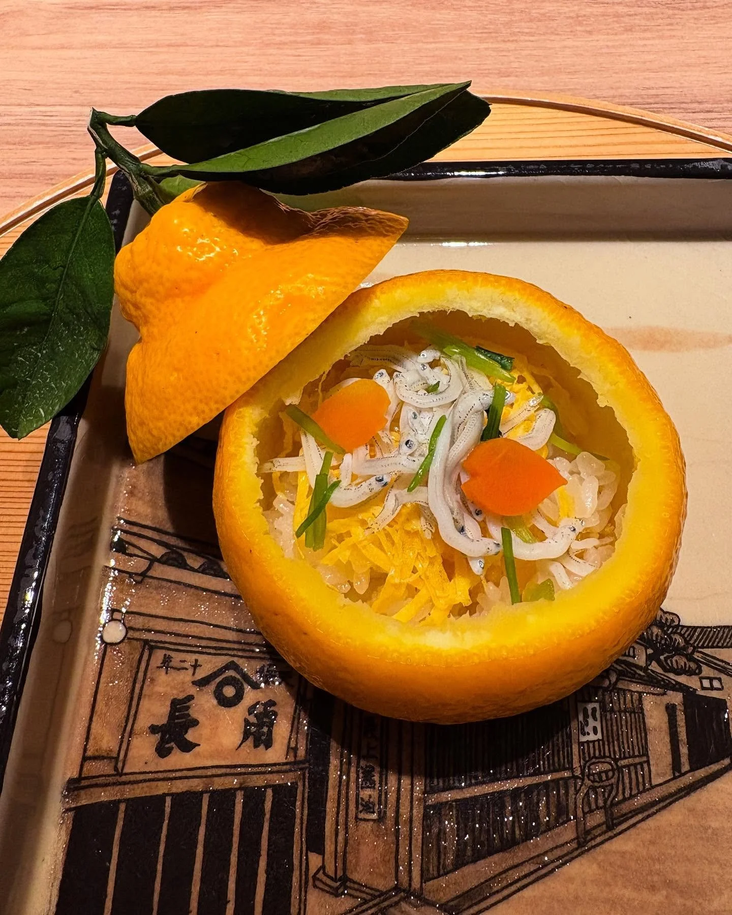 🌿旬の三宝柑を味わいました！🌿

今が旬の三宝柑を使った料理をいただきました。
 蒸すことで爽やかな香りが引き立ち、まさに春らしい一品。

三宝柑の皮は鮮やかな黄色が美しく、苦みが少なく爽やかな香りが特徴。そのため、レストランなどでは器としてもよく使われます。中には茶碗蒸しや和え物、ゼリーなどが入ることが多く、どの食べ方でも三宝柑ならではの風味が楽しめます。

さらに、最後のデザートには、三宝柑の果肉にせとかのジュレを重ねた贅沢な一品。柑橘の甘みと爽やかさが絶妙で、食事の締めくくりにぴったり