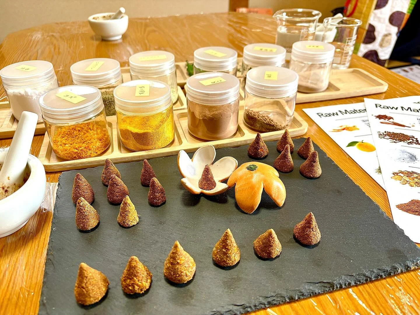 🍊みかんの皮がまさかの大変身！🍊

「聖地熊野で過ごす心と身体の湯るみ旅～自分と向き合う2泊3日～」の湯治体験の一環として、和歌山の特産「みかん」の皮を使ったお香作りのワークショップを開催しました！

女将の熊野幸代さん、そしてこのプロジェクトのキーパーソンである岩嶋有里さんのおかげで、和やかな雰囲気で進行。みなさん、リラックスして楽しんでいただけました✨

今回使ったのは、宮川早生とゆずの柑橘の皮。
 ベースの香木に、辛甘軽重の香りをプラスしてみたら、意外な香りがみかんと絶妙にマッチ！

