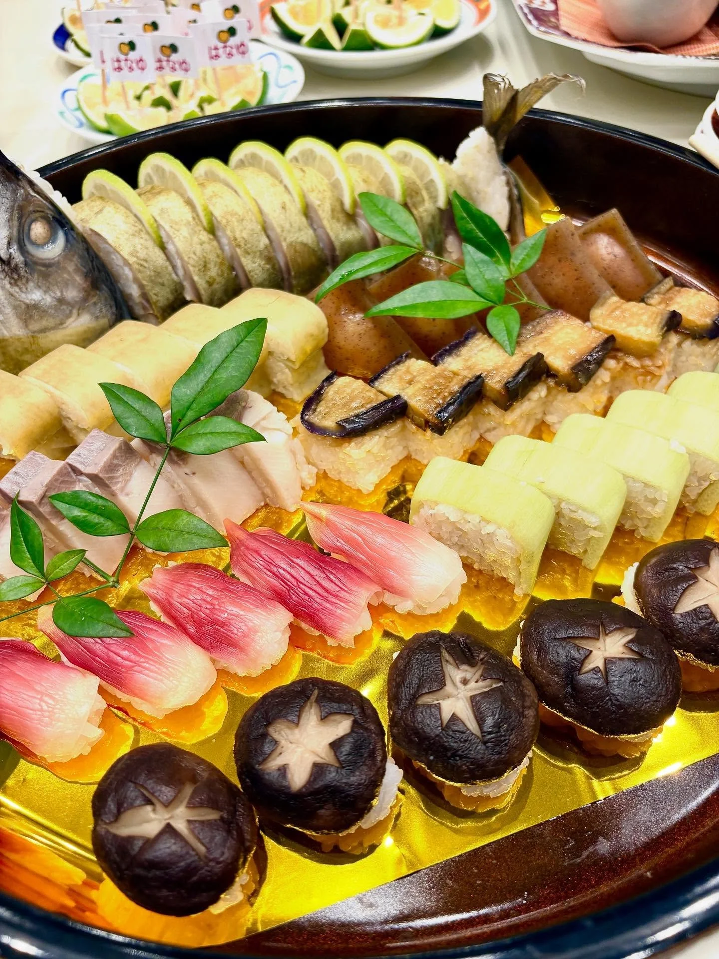 9月に高知県で開催された「土佐の酢みかん＆土佐寿司まつり」に参加してきました！

高知では、柚子・ブシュカン・直七などの香酸柑橘を総称して「酢みかん」と呼び、季節や食材に合わせて搾りかける食文化が受け継がれているそう✨

会場には、なんと30種類以上の「酢みかん」がずらり。深緑の果実が並ぶ光景は、大地の力強さを感じるほど印象的でした！

今年は230名を超える参加者が集まり、お着物など正装の方も多く、伝統と気品を感じるイベントでもありました！

お料理のほかに、お酒コーナーや「酢みかん解体ショー