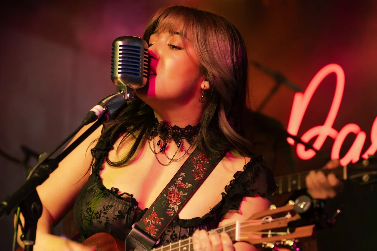 Nahla Moon at The Riverside Tap & table