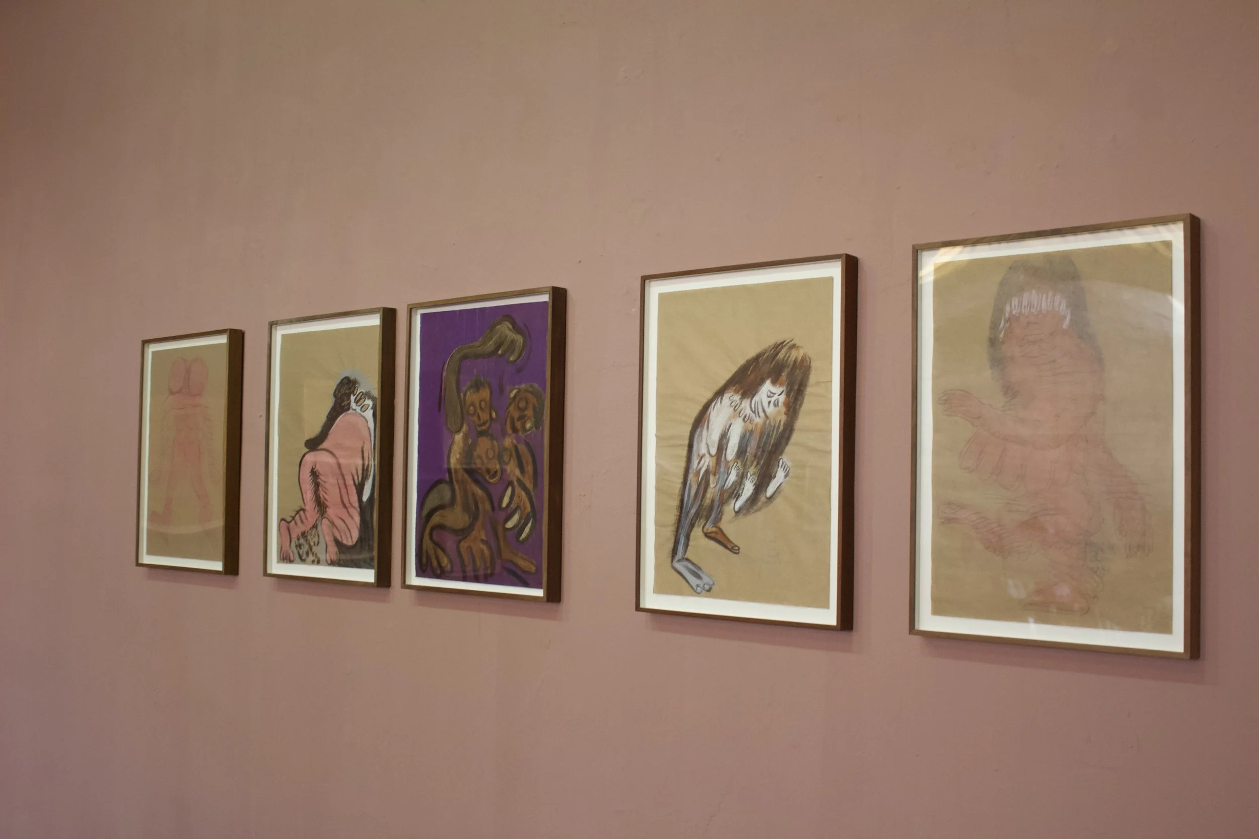 Selección de obras que conforman la exposición La modernidad Insufrible, dibujos de segunda mano, del artista Daniel Guzmán