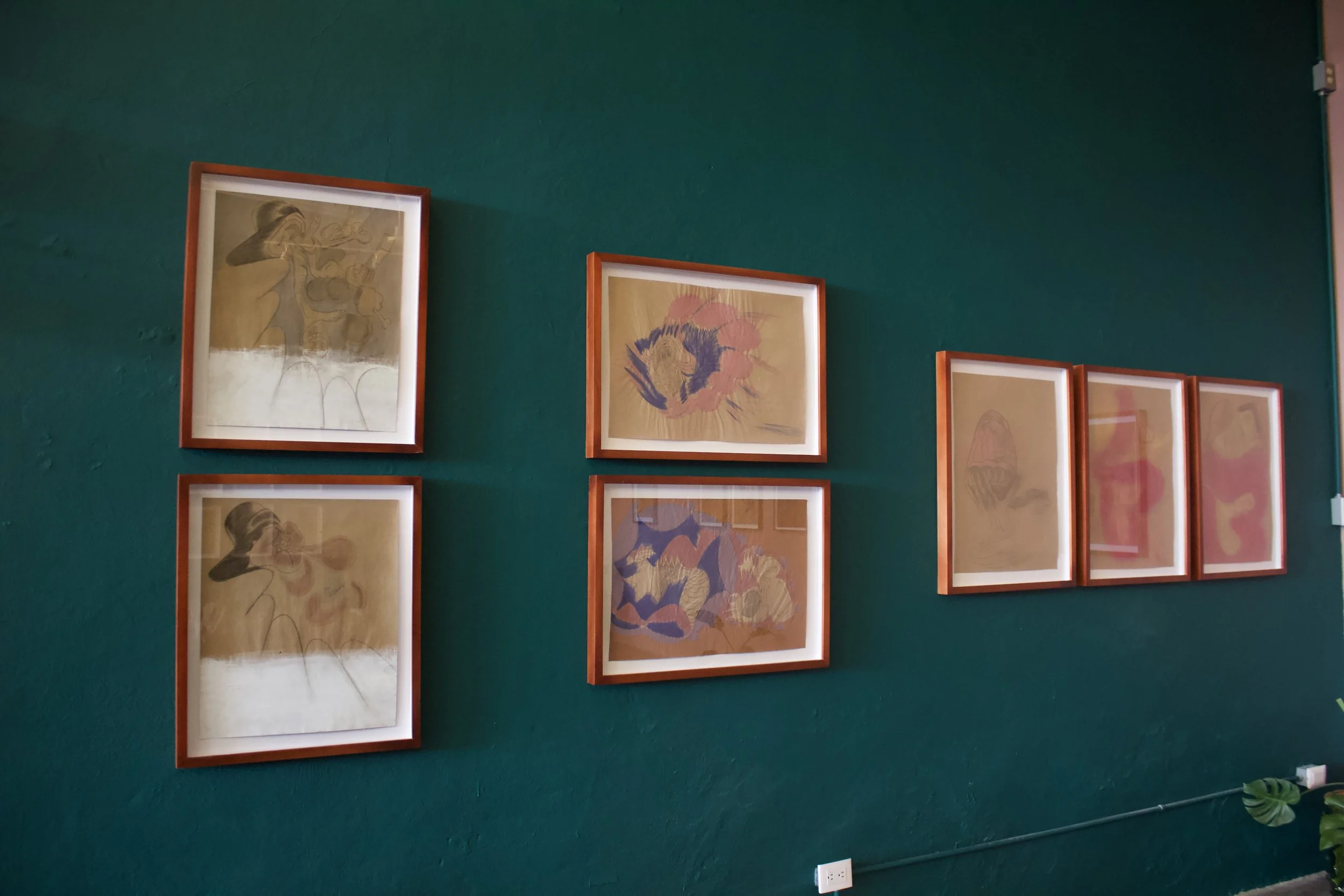 Selección de obras que conforman la exposición La modernidad Insufrible, dibujos de segunda mano, del artista Daniel Guzmán