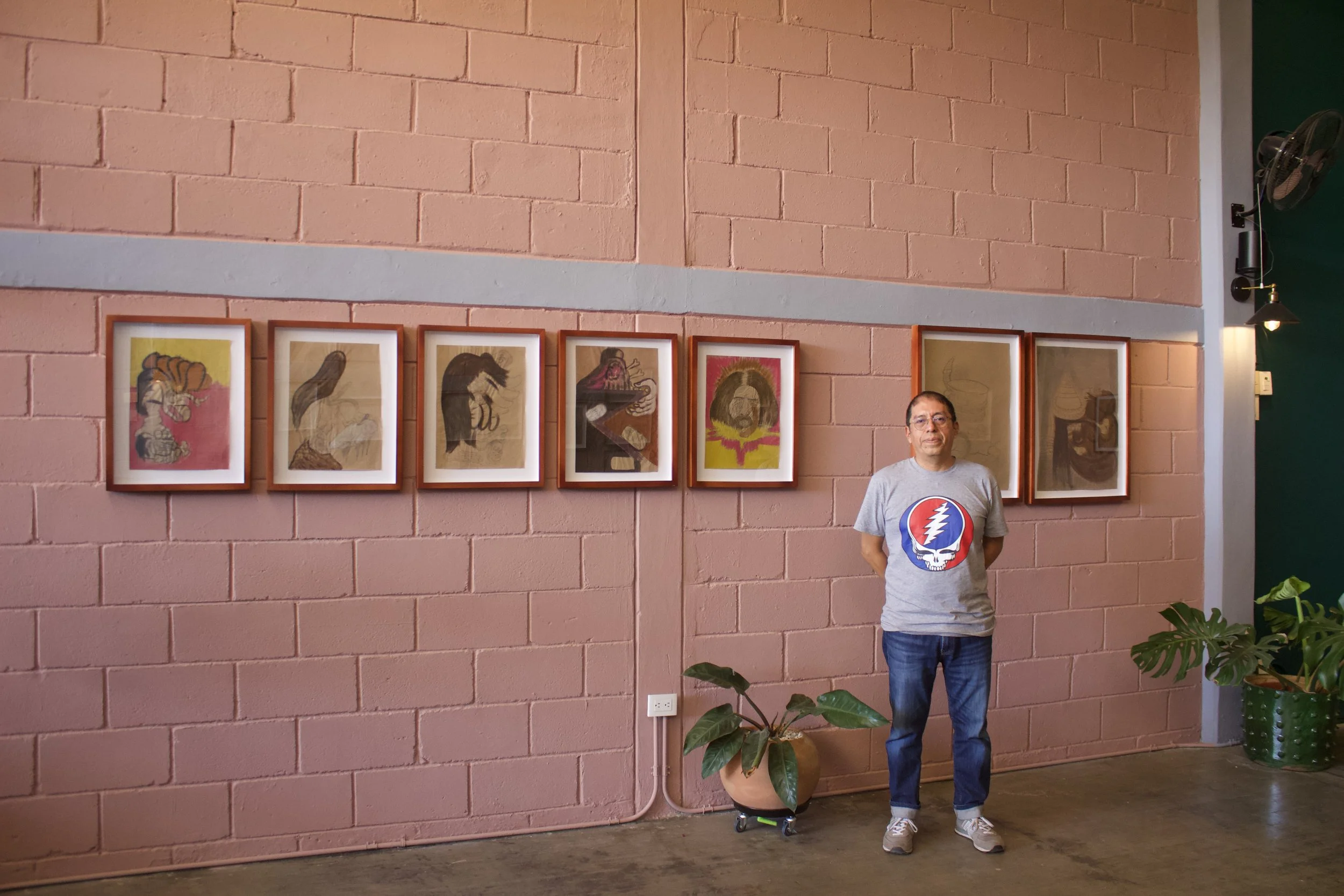 El artista Daniel Guzmán en  su exposición La Modernidad Insufrible, dibujos de segunda mano en Taller Popular.