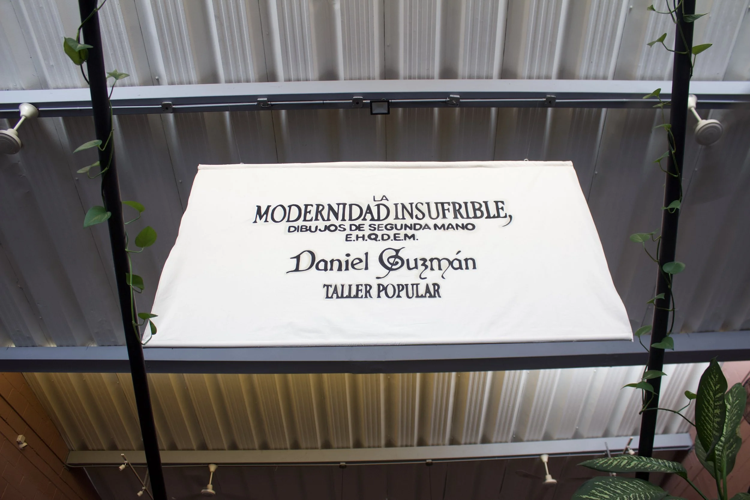 Vistas de instalación de la exposición La modernidad Insufrible, dibujos de segunda mano, del artista Daniel Guzmán