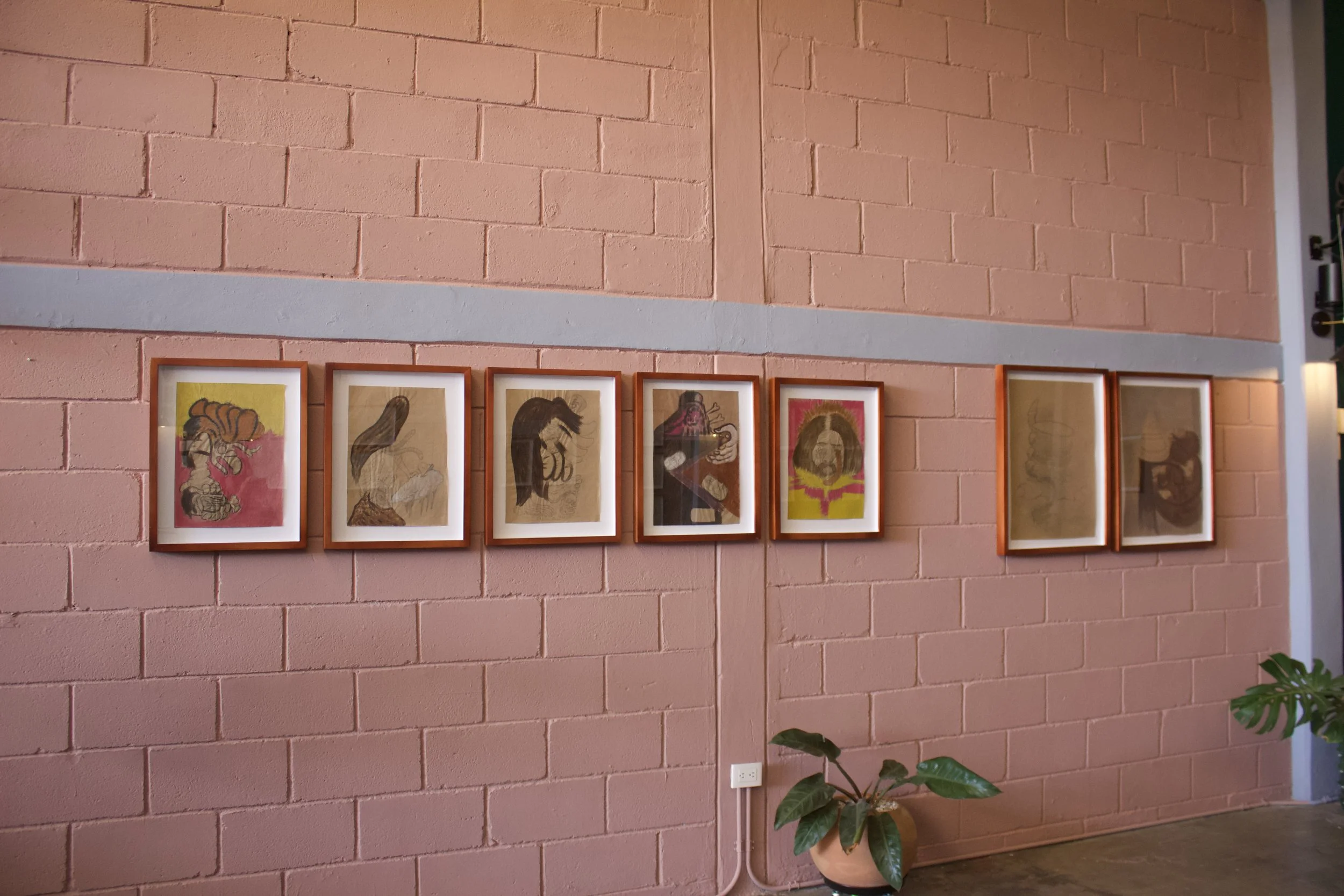 Vistas de instalación de la exposición La modernidad Insufrible, dibujos de segunda mano, del artista Daniel Guzmán