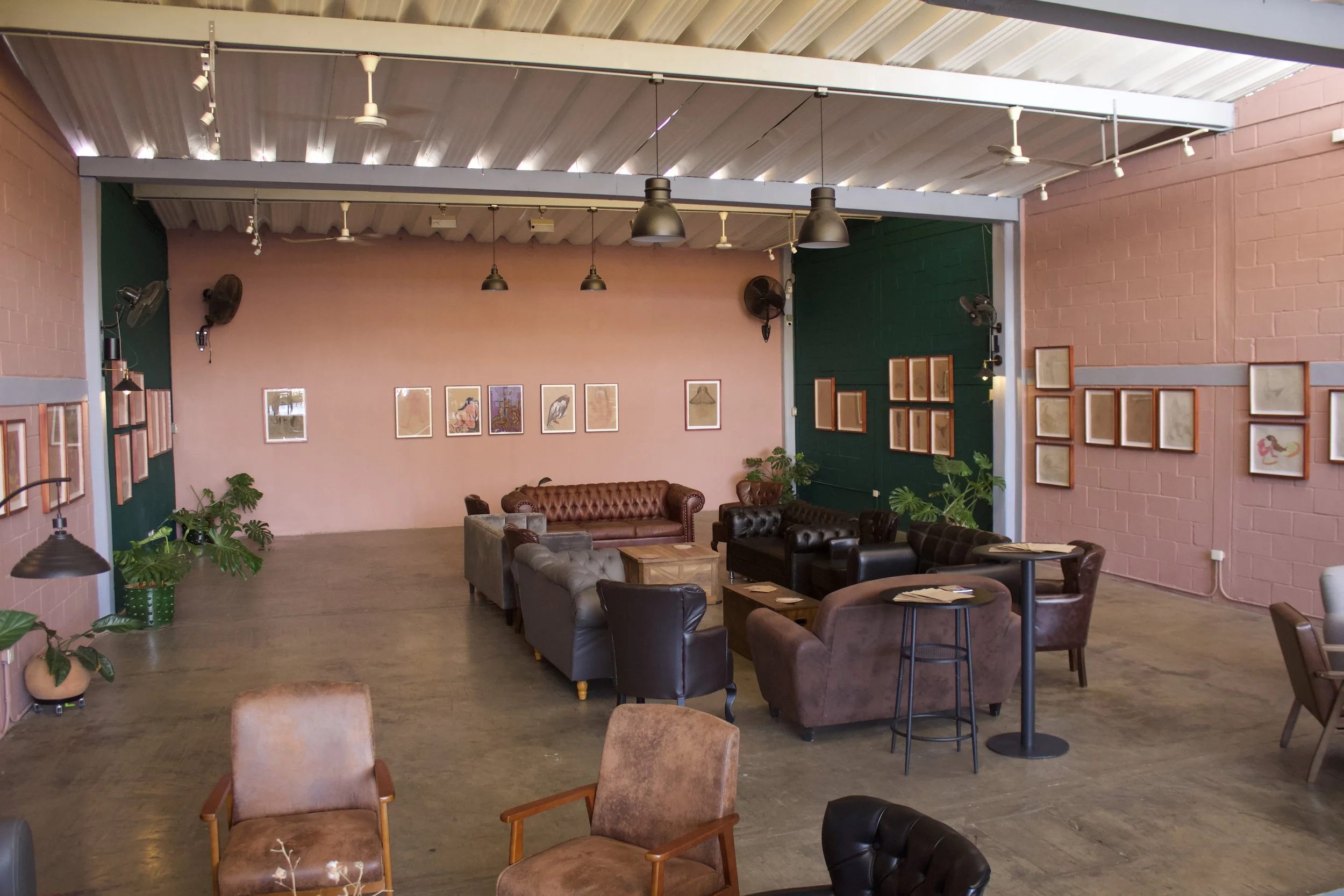 Vistas de instalación de la exposición La modernidad Insufrible, dibujos de segunda mano, del artista Daniel Guzmán