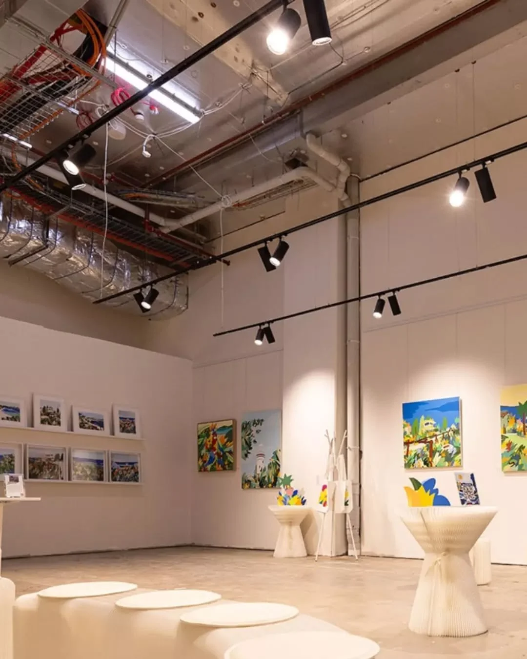 Vacancies happen - but whether on a main street or shopping centre it's always better for the customer and the neighbouring stores to avoid a long term hoarding treatment - or worse still, an empty shell with the lights out.

One way to do this is a 