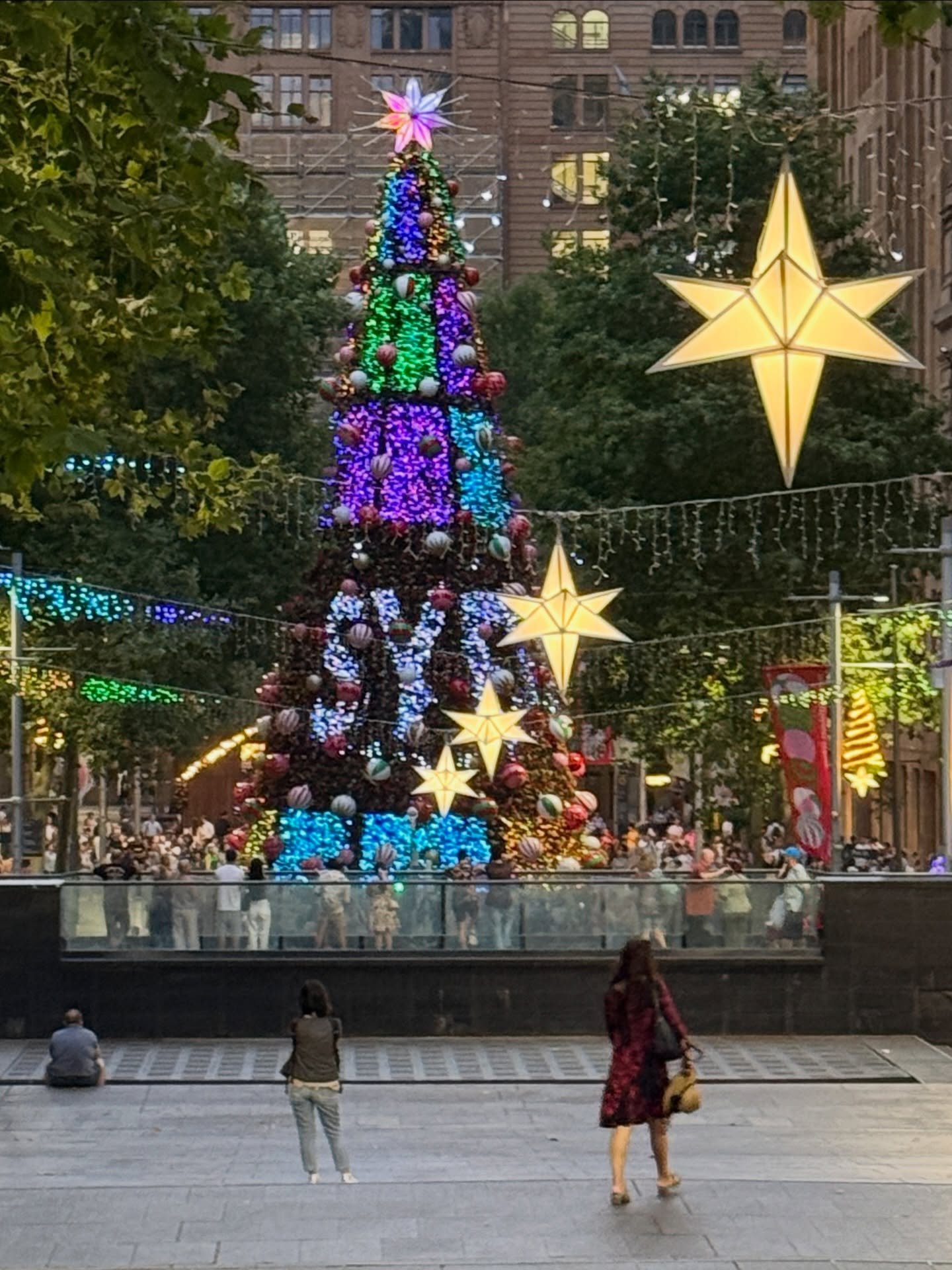 At home in Sydney. At home in Martin Place&hellip;
&lsquo;Tis the season.

#placesandspaces #office #twentiethletter