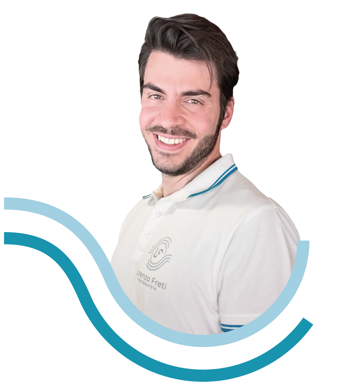 Un uomo sorridente con barba e capelli castani, indossa una polo bianca con un logo e il nome Lorenzo Freti, fisioterapista.