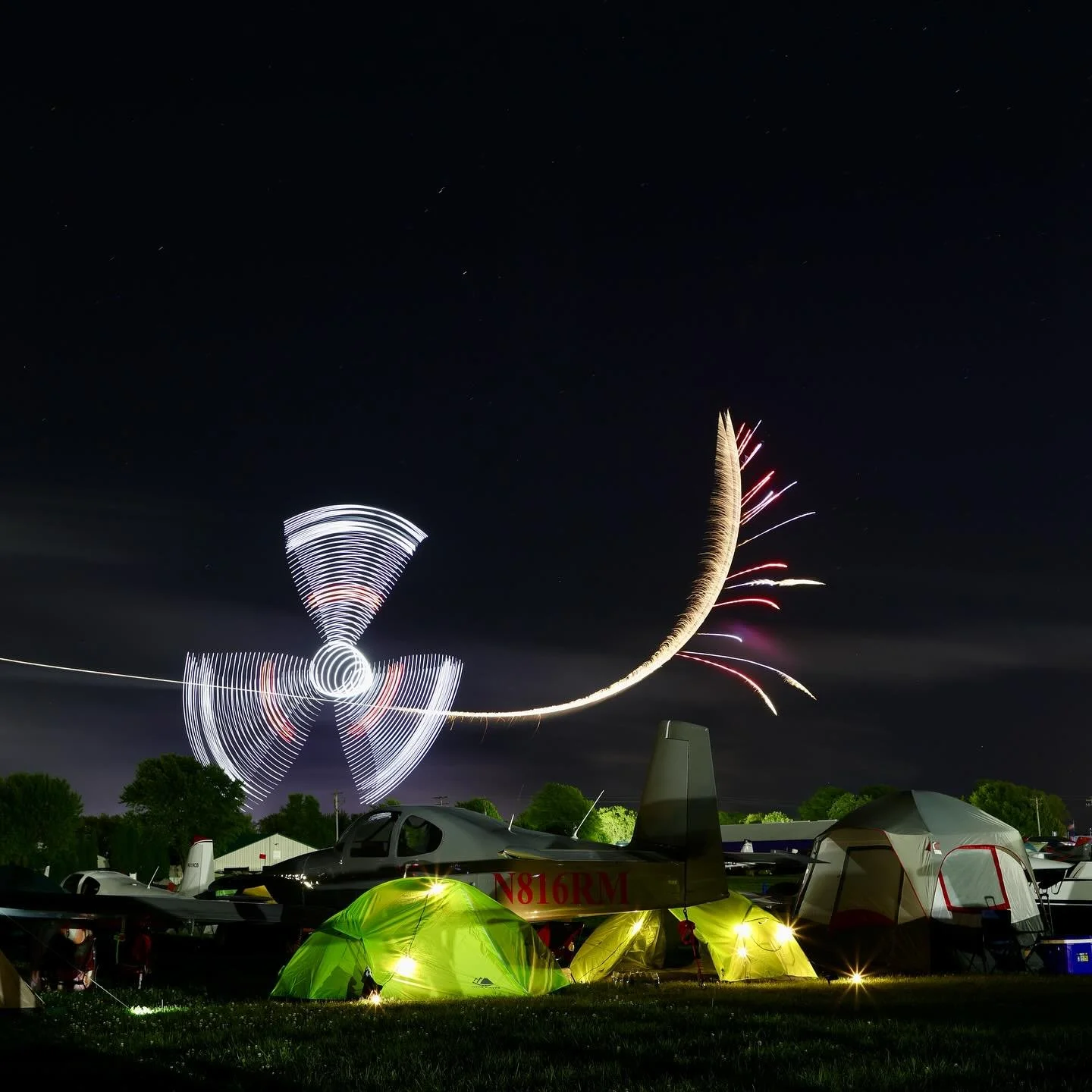 Nothing quite like an aviation themed drone show at the Oshkosh night airshow. Managed to capture the prop blur of the moving drones with fireworks in the background 🎆 •
•
•
•
#aviation #whyifly #photography #longexposure #canon